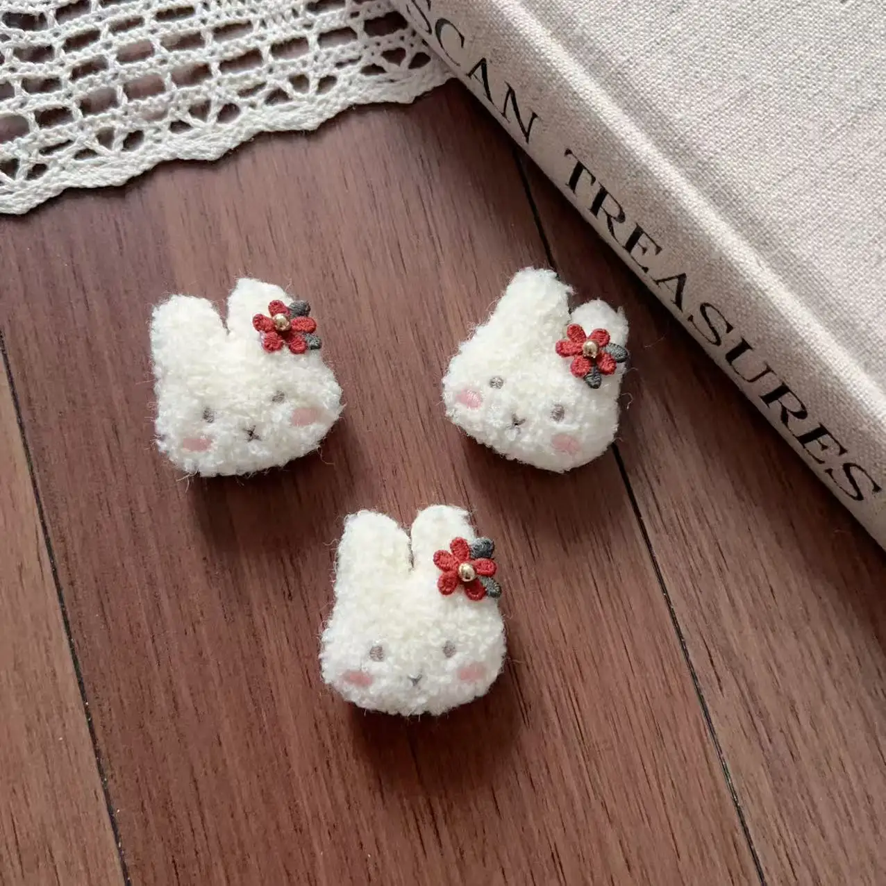 

Fabric Cartoon Hair Clip Brooch with Plush Bunny Head Toy for Hat Scarf Bag Decoration Fall Winter Cozy Adorable