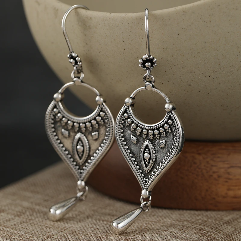 Handgeschnitzte, versilberte Hakenohrringe im Vintage-Böhmen-Stil für Damen, elegante, exquisite Schmuckaccessoires für Bankette und Festivals