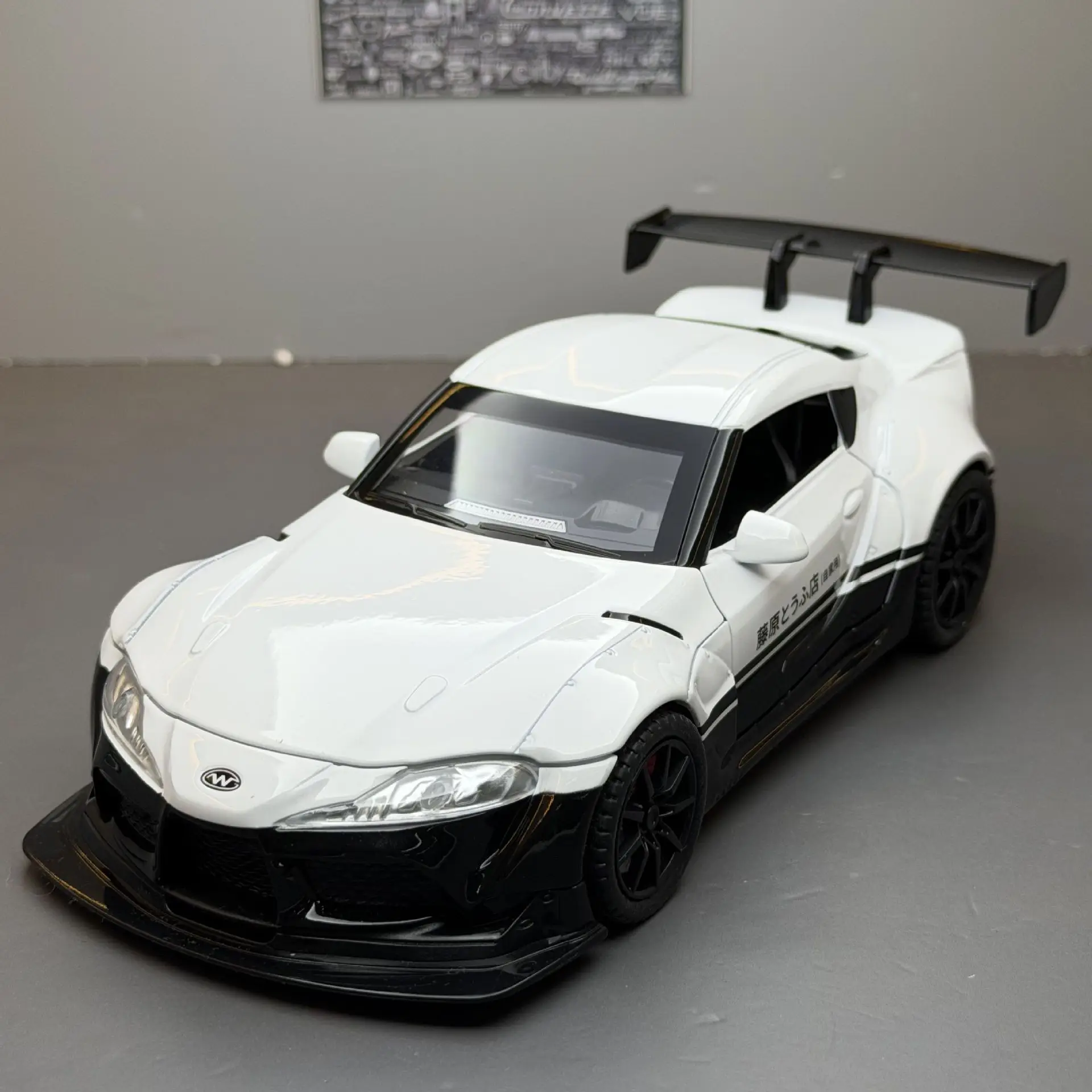 

1:22 Суперкар Supra из сплава металла, литая под давлением модель автомобиля, звук и свет, детские игрушки, подарок на день рождения для детей, Mini GT Boys