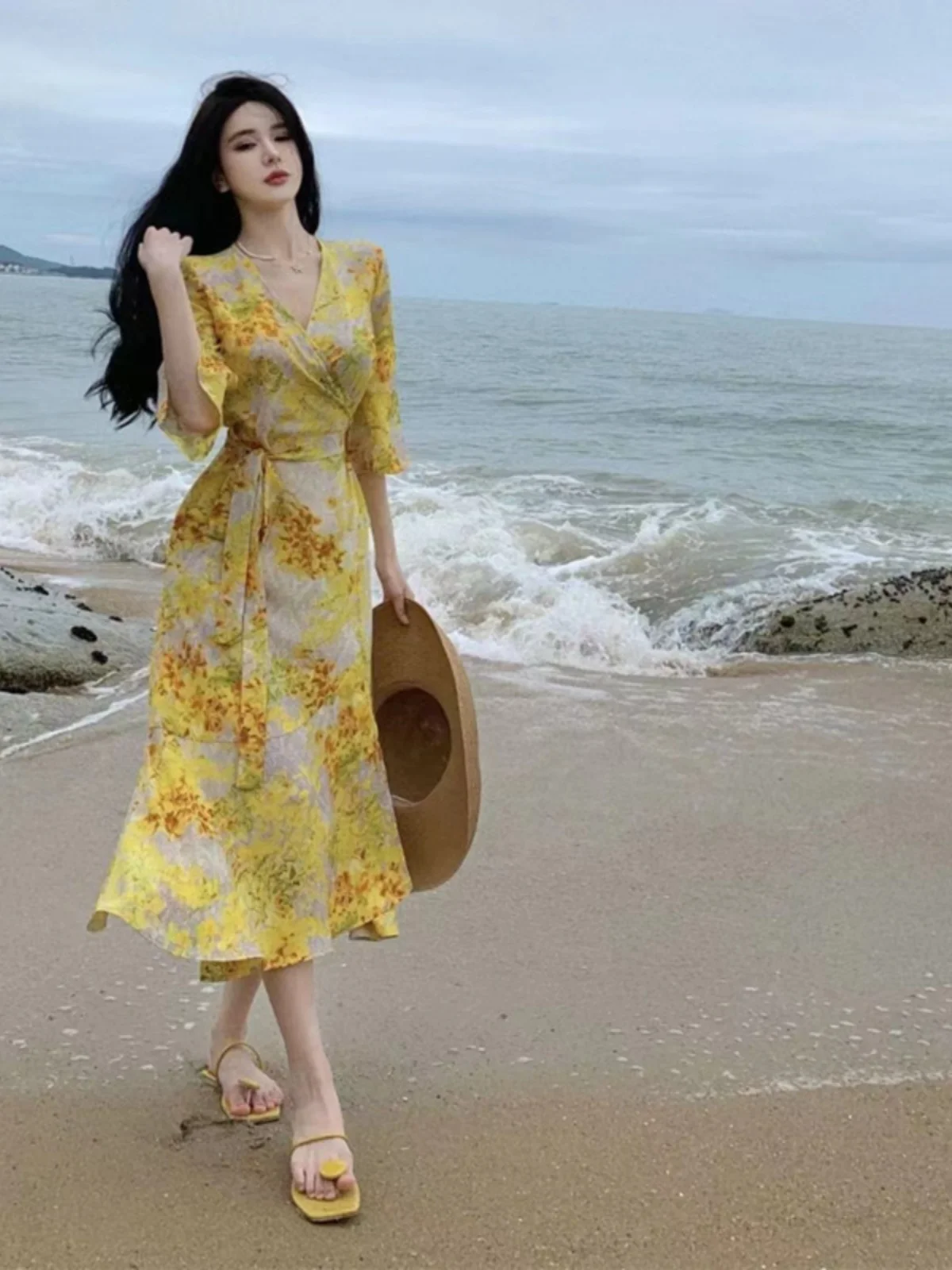 Vestido de playa envolvente de una pieza con estampado floral, estilo bata amarilla, falda midi con cuello en V y cintura alt...