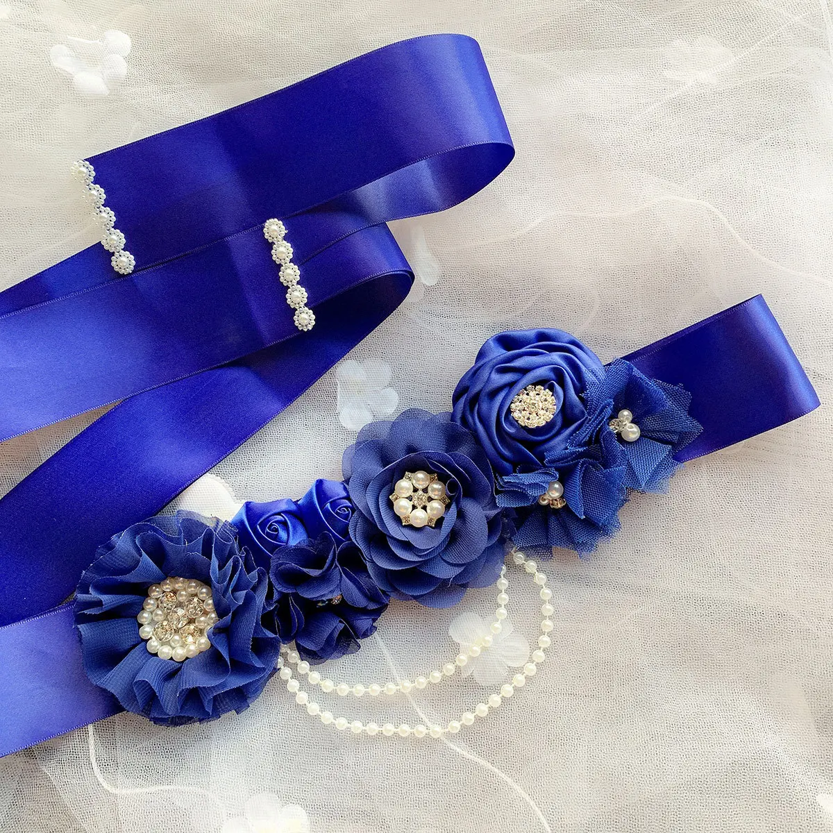 Cinturón de boda azul real hecho a mano con flores y perlas para vestido de novia, 2023