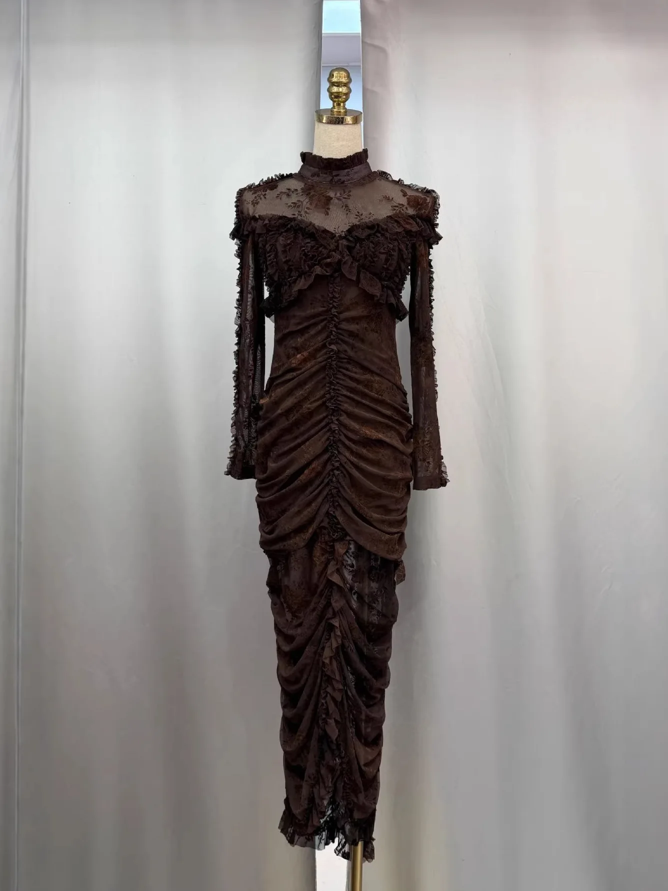 Elegante grijze fluwelen jurk met bloemenprint - hoge hals, gerimpelde bodycon, asymmetrische geruite split-avondjurk - afbeelding 1