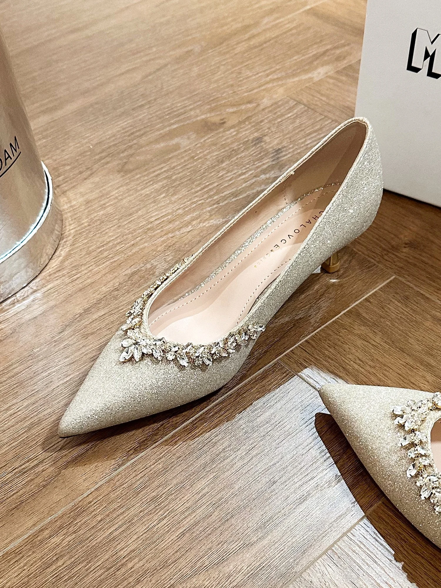 

Новые китайские свадебные туфли с острым носком на низком каблуке Crystal oes модные с плоским носком Single oes для невест