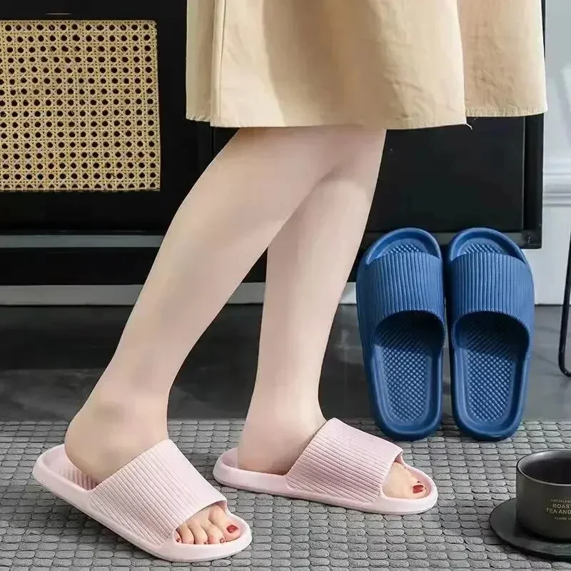 2025 ใหม่ Soft Sole นวดรองเท้าสําหรับหญิงชายคู่กันน้ําลื่นบ้านแฟชั่นรองเท้าแตะห้องน้ํา