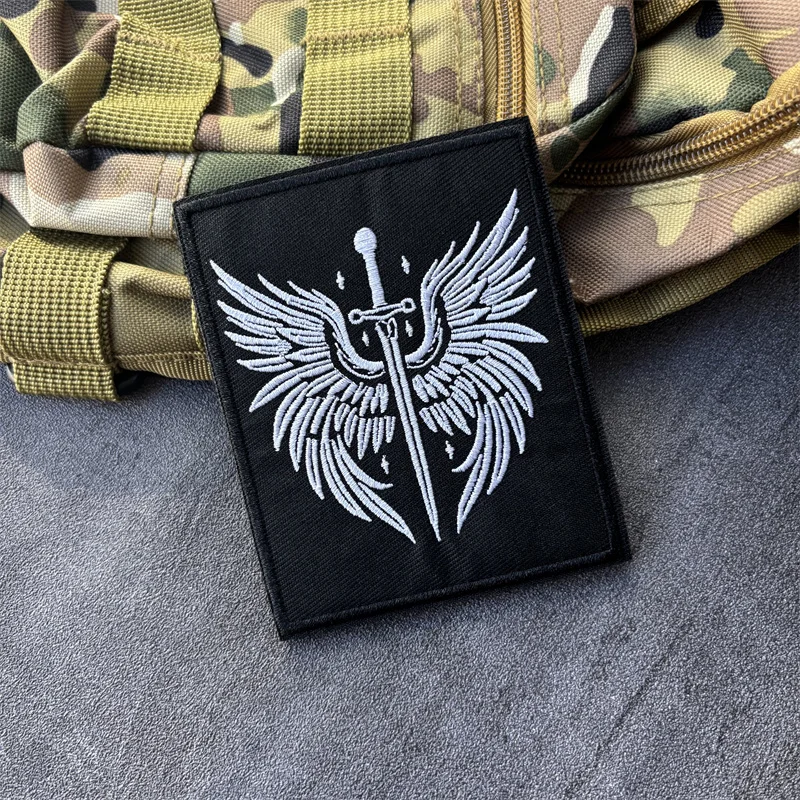 Parche táctico bordado militar chevron Alas y Espada con velcro - imagen 3