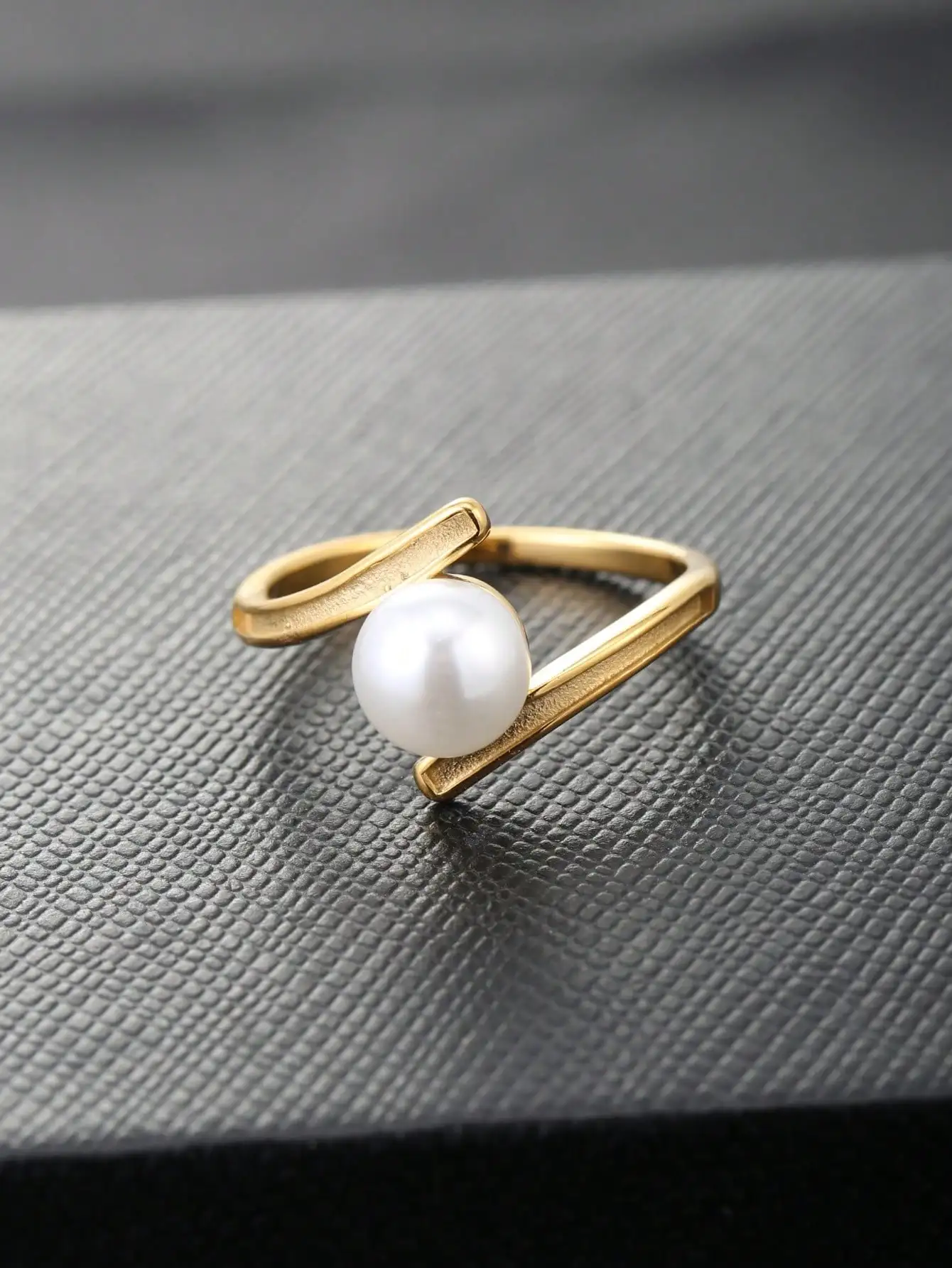 1 Piece of Irregular Letter H Ring with Imitation Pearls in the Middle, 18K Gold Stainless Steel Women's Ring, Elegant, Creative, Versatile and Fashionable, Suitable for Women to Wear in Their Daily Activities and Parties, as a Gift for Girlfriends, as a Gift for Friends, or for Social Occasions