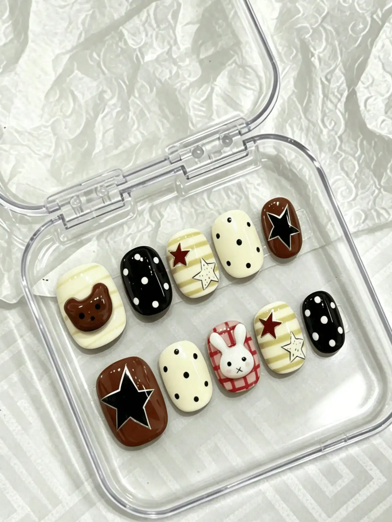 10 faux ongles courts carrés marron et blancs à motifs de lapins et d'ours de dessins animés, doux et mignons, au style enfantin, avec des motifs de lapins, d'ours et d'étoiles, utilisant des techniques de dessin animé