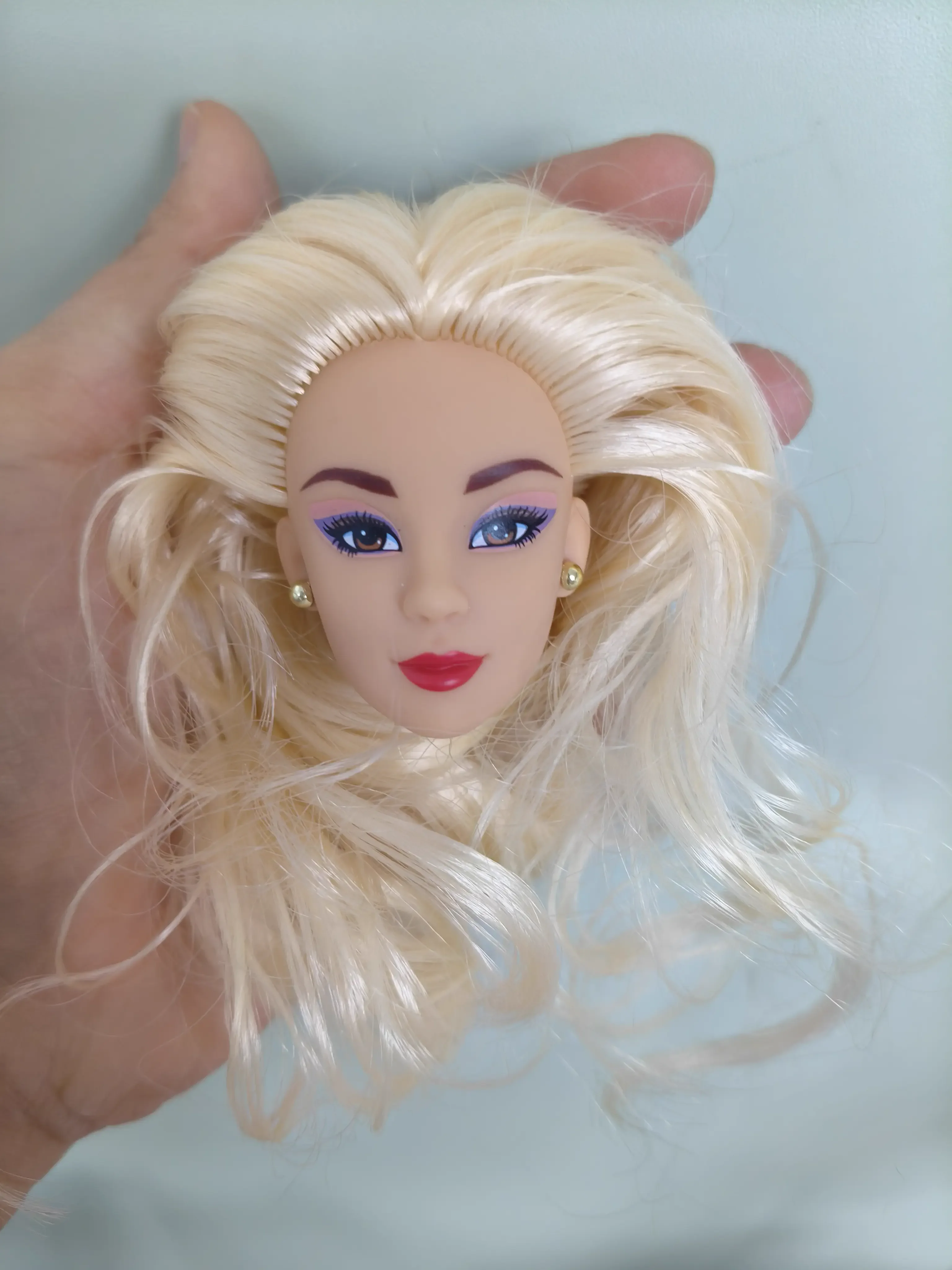 Doll head with hair in many styles to choose from, many styles to change the makeup of the doll head