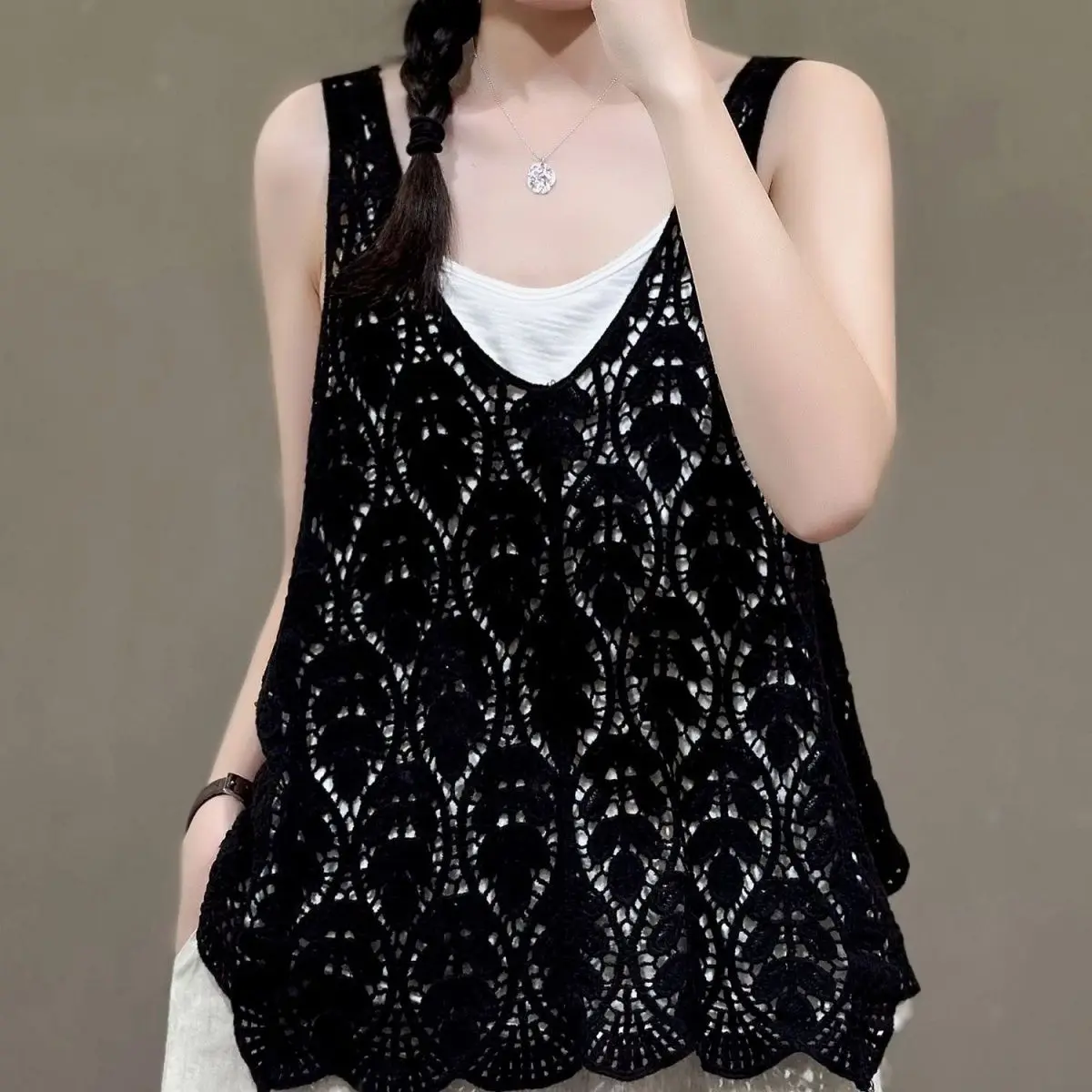 Fashionable Tops Spring Summer Casual Vest V-neck Hollow Out Leaf Sleeveless Knitted Camis Top Women Tops Hot Selling L198