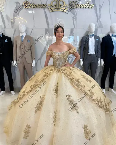 Glänsande Champagnefärgad Quinceanera-klänningar Bara Axlar Balklänning Applikation Pärlor Kristall Tyll Sweet 16 Klänning Anpassad 8 best sales champagnefärgade quinceanera-klänningar - №2
