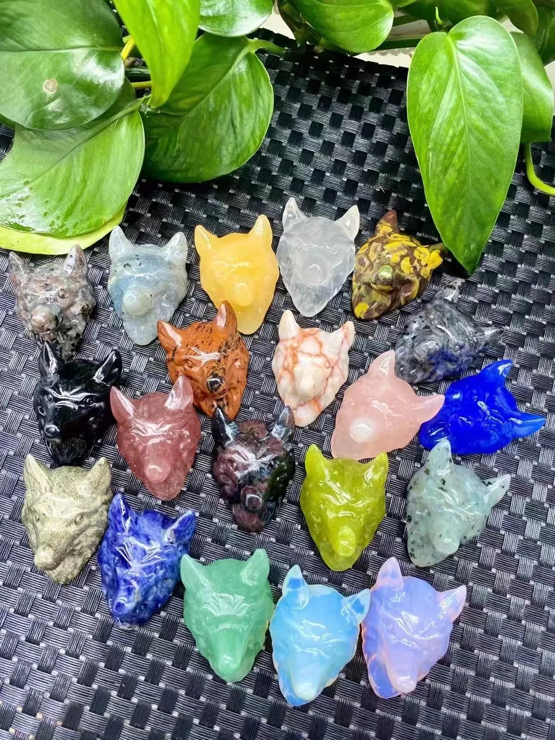 natural crystal  carvings wolf heads  5pcs/bag random natural material about 4cm so cute carving