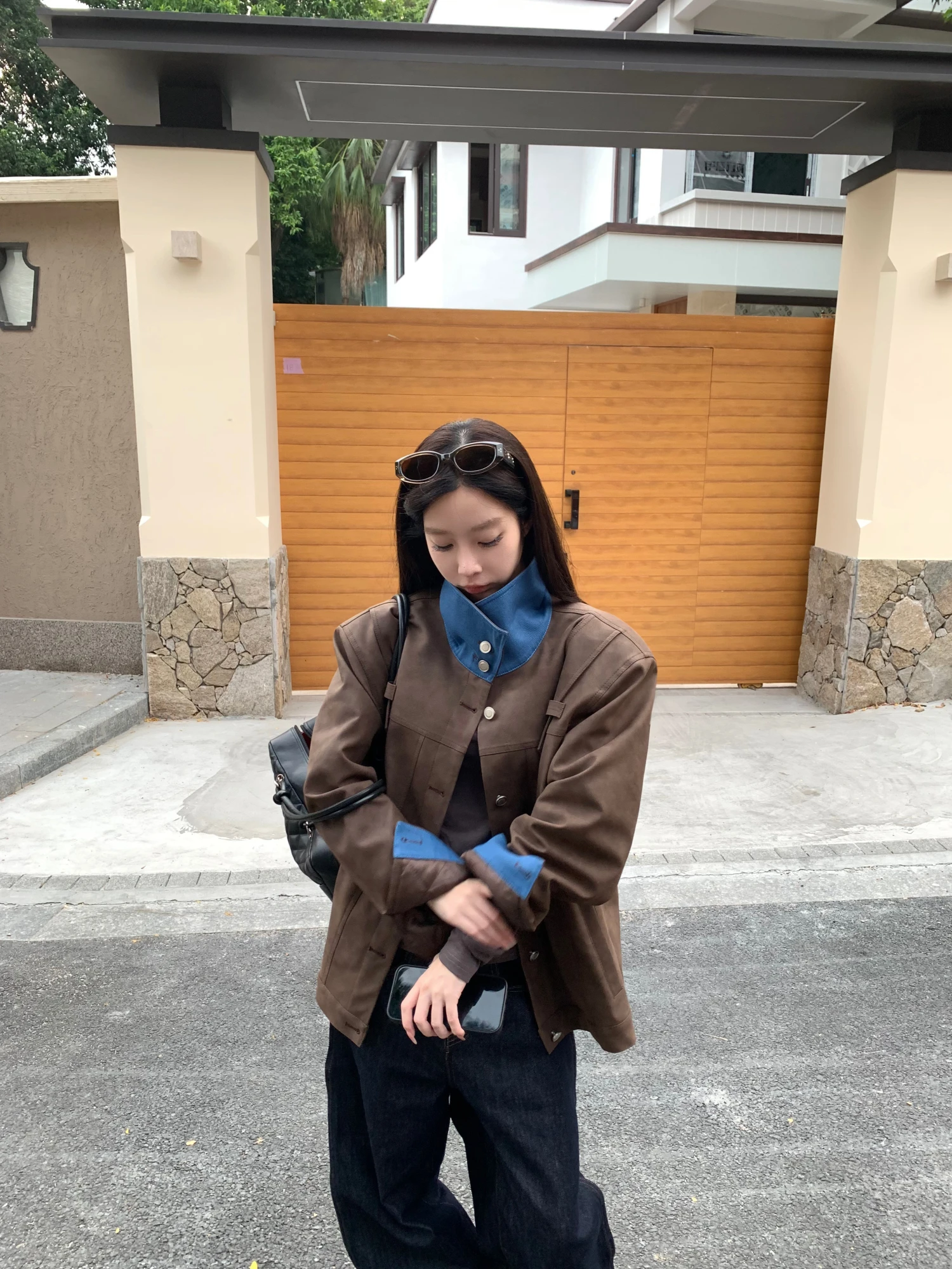 Fheer 新しいノーブルスエードスタンドカラージャケット レディース 冬用 ルーズで暖かいブラウンレザーコート ポリエステル繊維 長袖 ショートスタイル