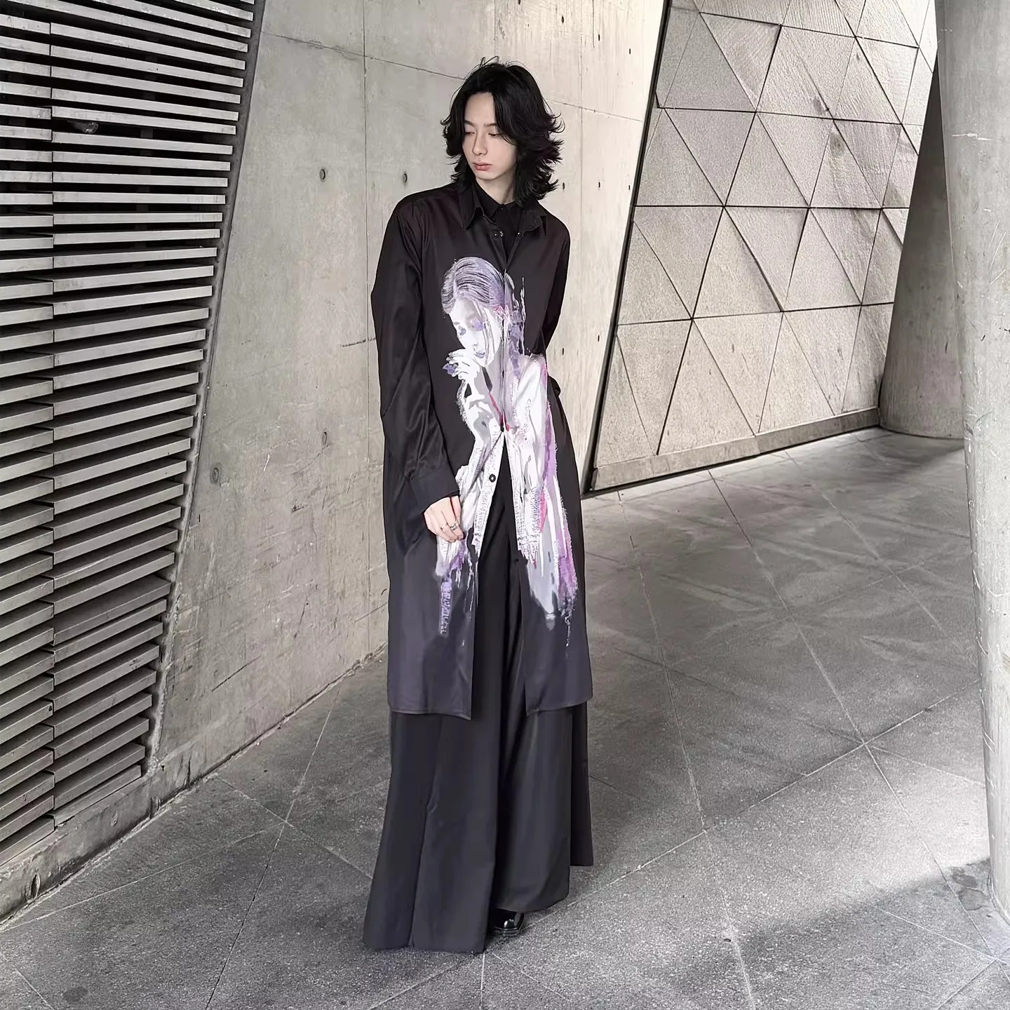 

FANDISHI Men's Artistic Long-Print Shirt Loose Fit Mid-Length Portrait Design Casual Business Clothing