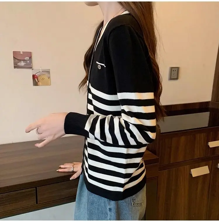 Popular Contrasting Striped Knitted Sweater with a Stylish and Loose Fit Slimming Effect Fashionable Pullover Knitted Base Top