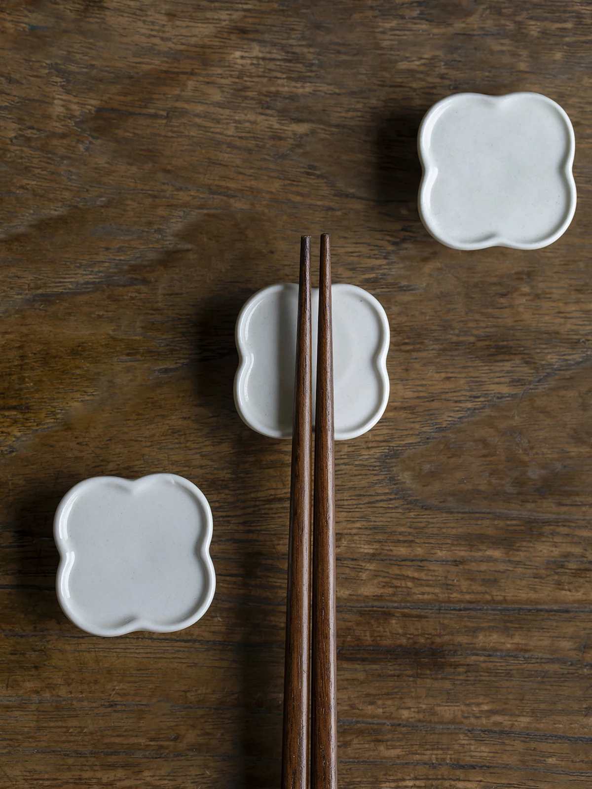 Manxu Soporte para Palillos Japonés Creativo para el Hogar, Reposapalillos de Mesa de Comedor, Color Puro, Diseño Floral Sencillo
