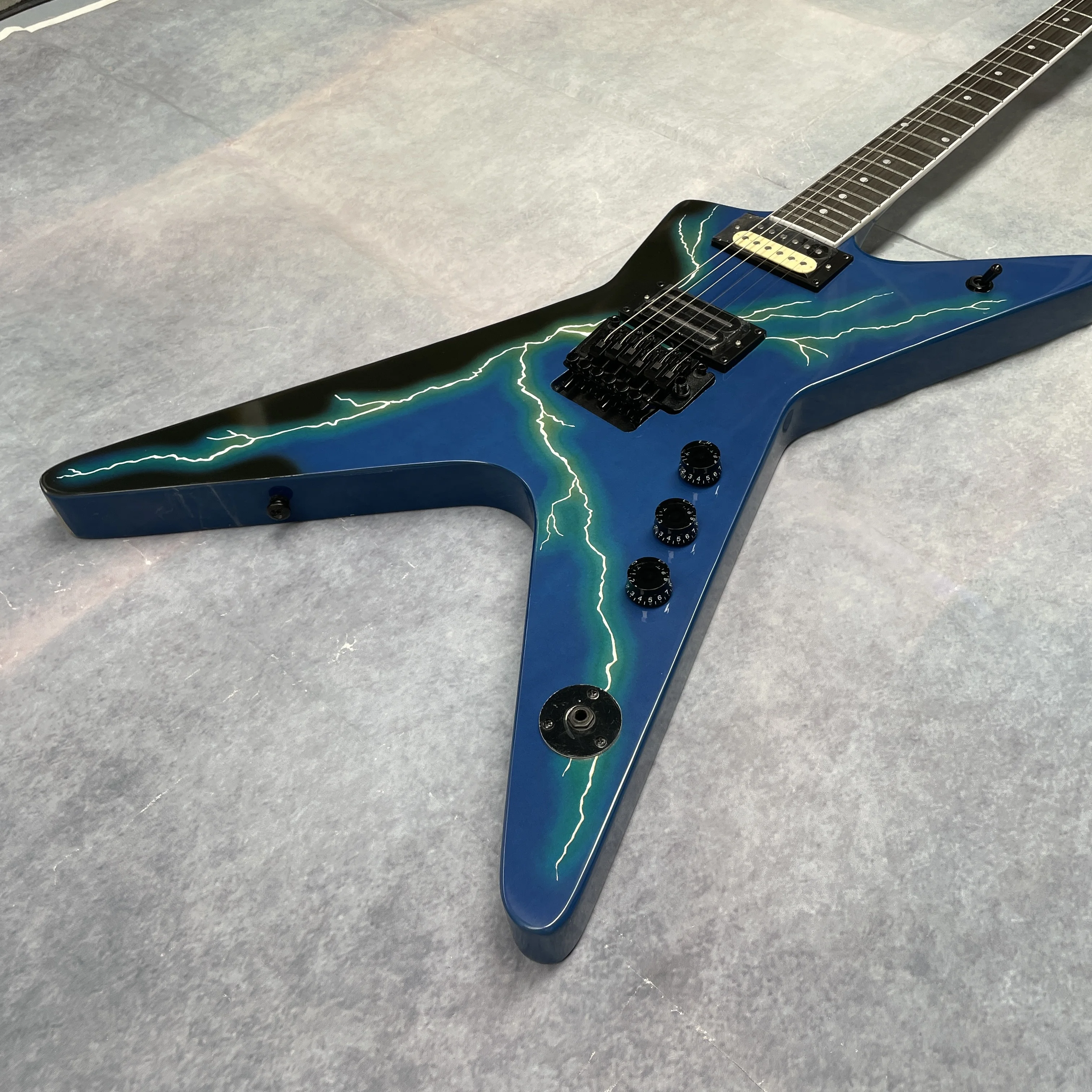 New 6-string blue electric guitar with yellow lightning paint and tremolo system guitars, a collectible performance guitarra view 2