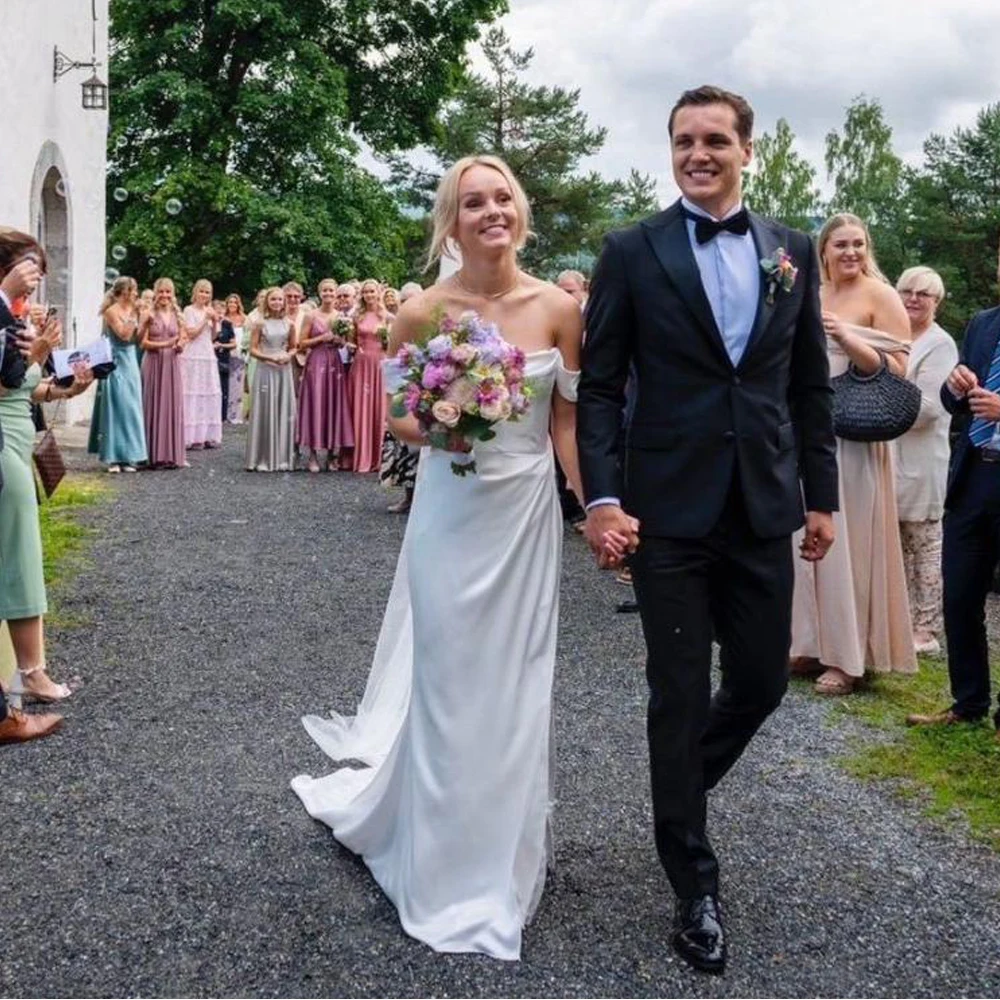 優雅なオフショルダーのドレープウェディングドレス サイドスプリット カントリーブライドガウン ホワイトサテンコルセット ベスティドス・デ・ノビア