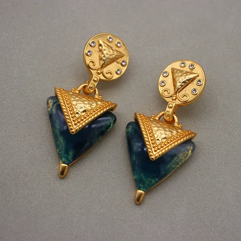 

Европейские и американские нишевые винтажные треугольные желейные стеклянные серьги морского синего цвета, преувеличенные индивидуальные серьги с гравием и мощностью