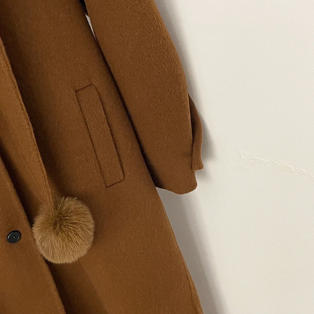 OFTBUY Langer, einreihiger, warmer, eleganter Wollmantel für Damen, Winter 2025, neuer Damen-Wollmantel mit Kapuze und Pelzbommel-Details. – Detail 14