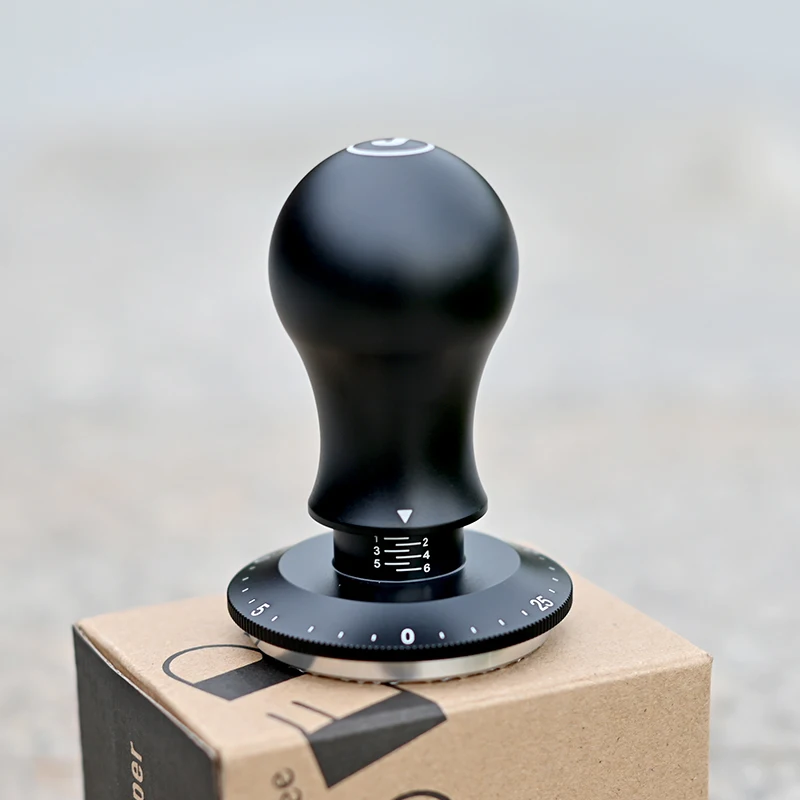 

НОВЫЙ дизайн, регулируемый темпер для кофе Jaffee и без отклонения давления. Легко регулируемая цифровая индикаторная панель. Вафельное основание 58,5 мм.