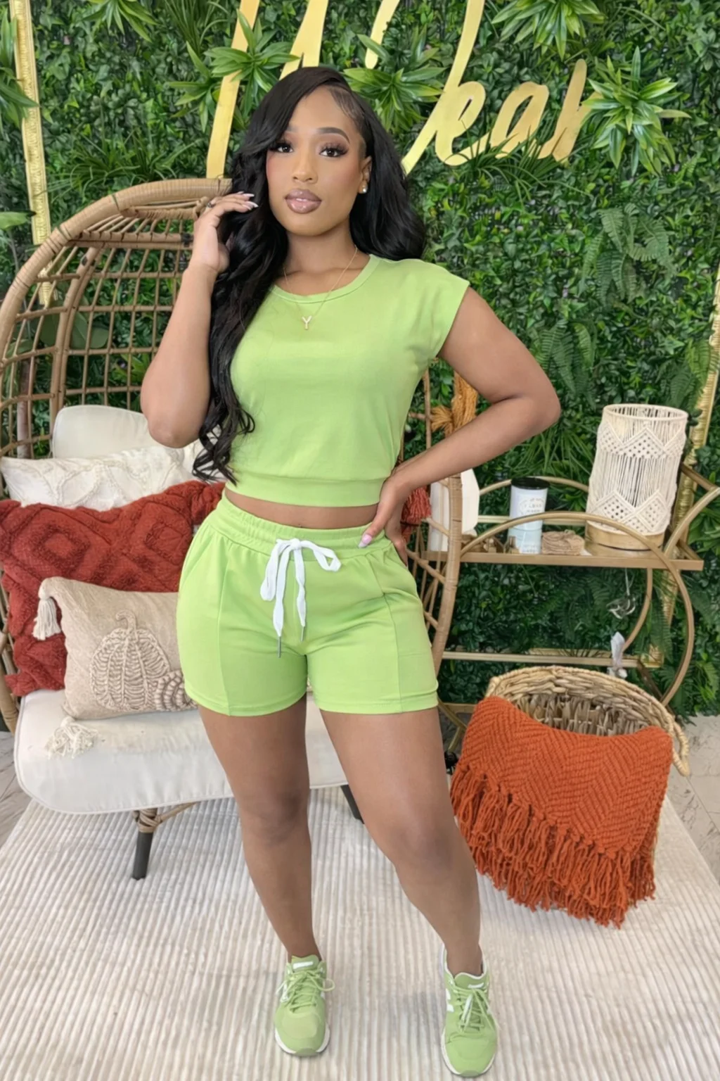 

Женский летний повседневный комплект из двух предметов: укороченный топ и шорты на завязках для активного отдыха и повседневной носки дома