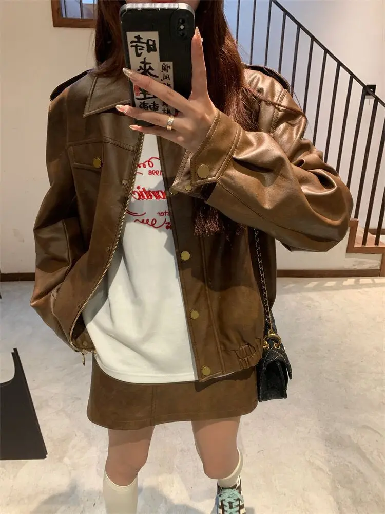 브라운 PU 다크 버튼 가죽 재킷 여성 한국 루즈핏 가죽 재킷 여성 오토바이 스트릿웨어 패션 코트 2025 가을