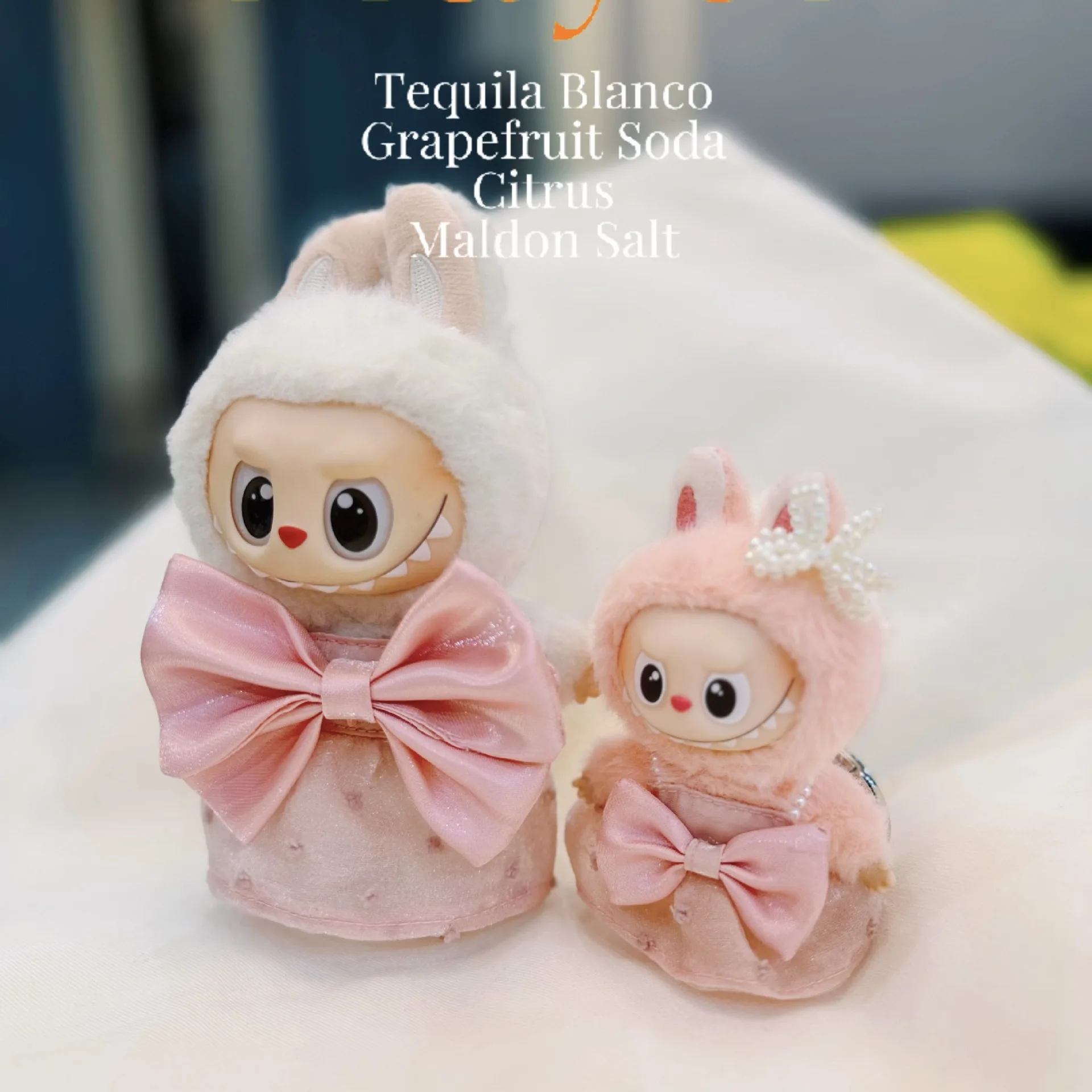 Per Labubu 4.0 vestiti dolce abito con fiocco con spilla con copricapo di perle set mini bambola di peluche abbigliamento accessori per bambole di moda regalo