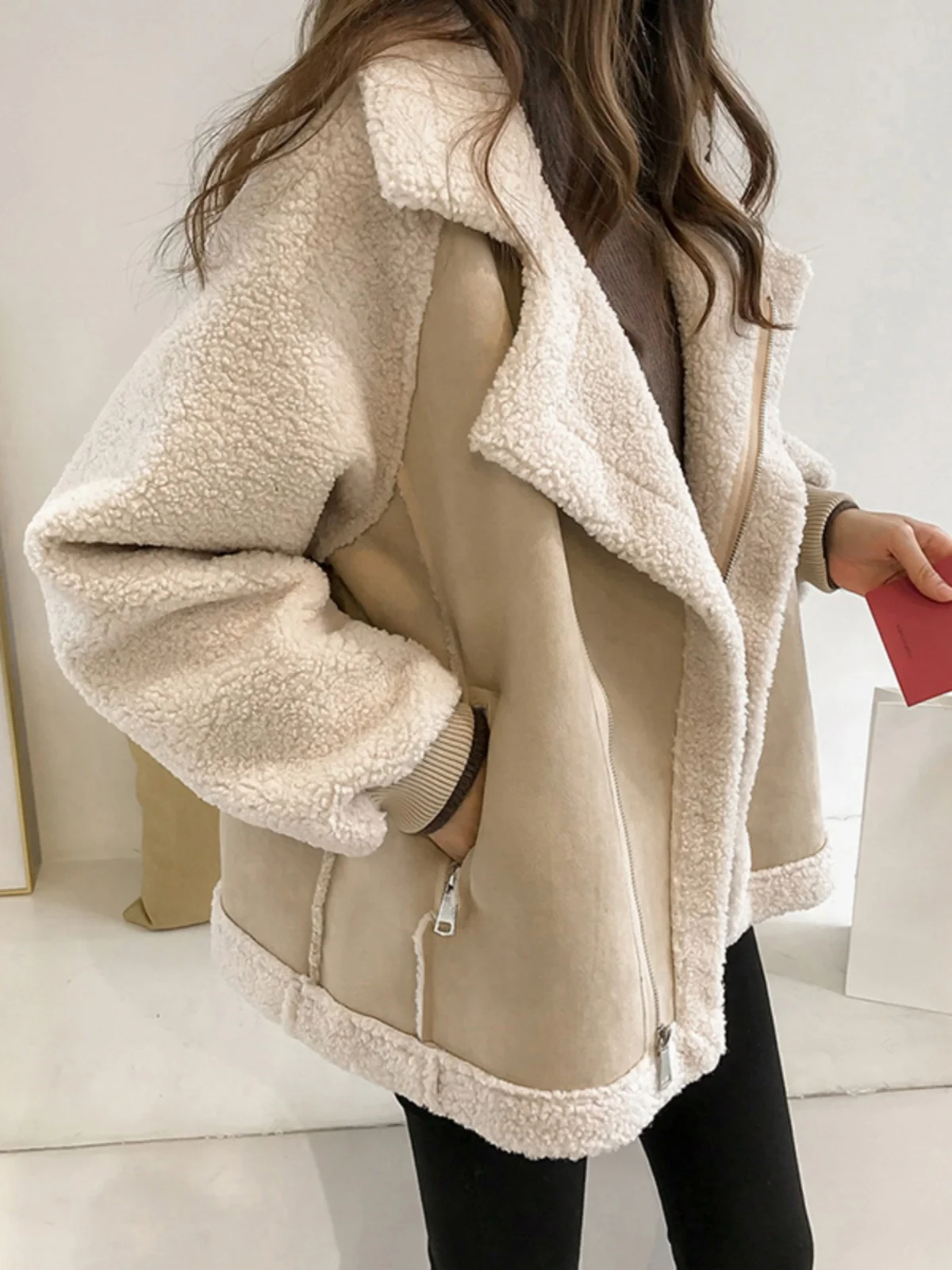 

Женская осенне-зимняя куртка больших размеров из замши с отделкой из овечьего меха, свободного кроя, приталенная, из хлопка, повседневная, с высокой талией, из смесовой шерсти