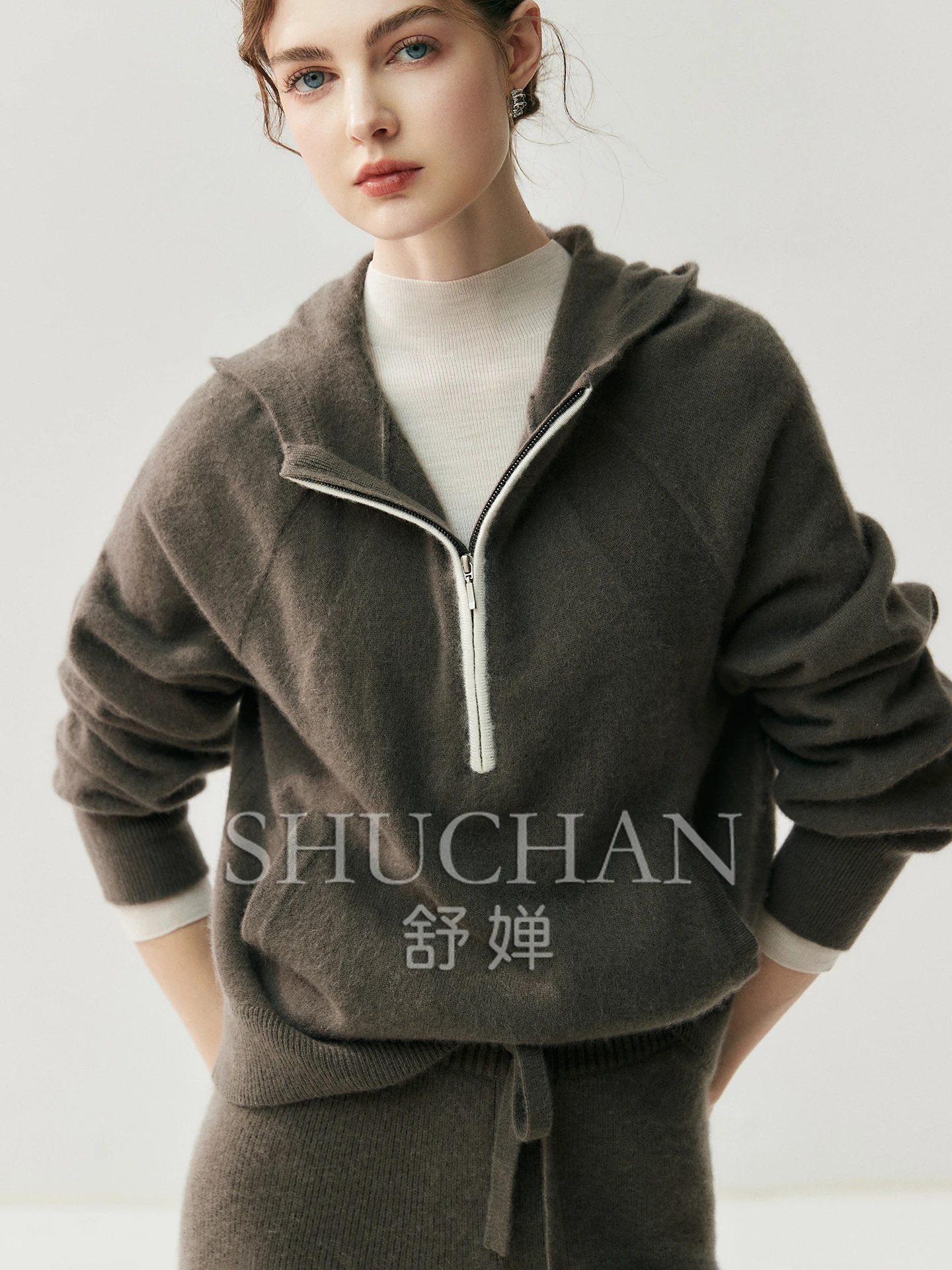 

Свободный и тонкий шерстяной кашемировый свитер с капюшоном и полумолнией, женственный свитер, новинка осени и зимы 2025 года, универсальный вязаный свитер