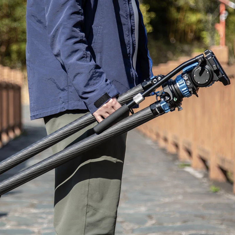 Professionelles Kamerastativ-Set aus Kohlefaser mit dynamischem Fluidkopf