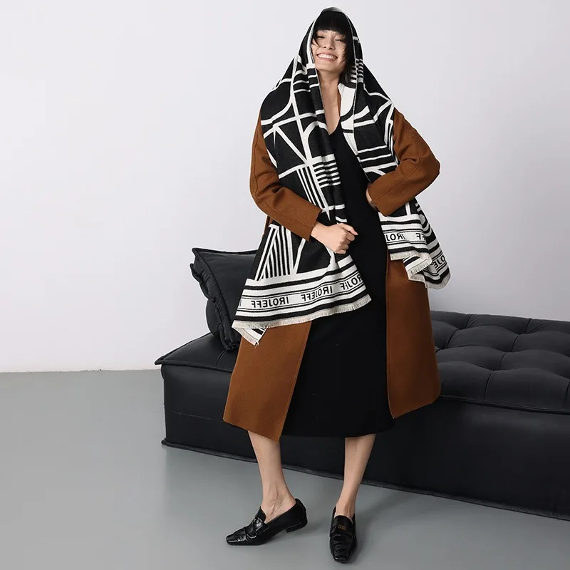 

Trendy black and white faux cashmere scarf print shawl for women, unique and niche neck warmer for autumn and winter.