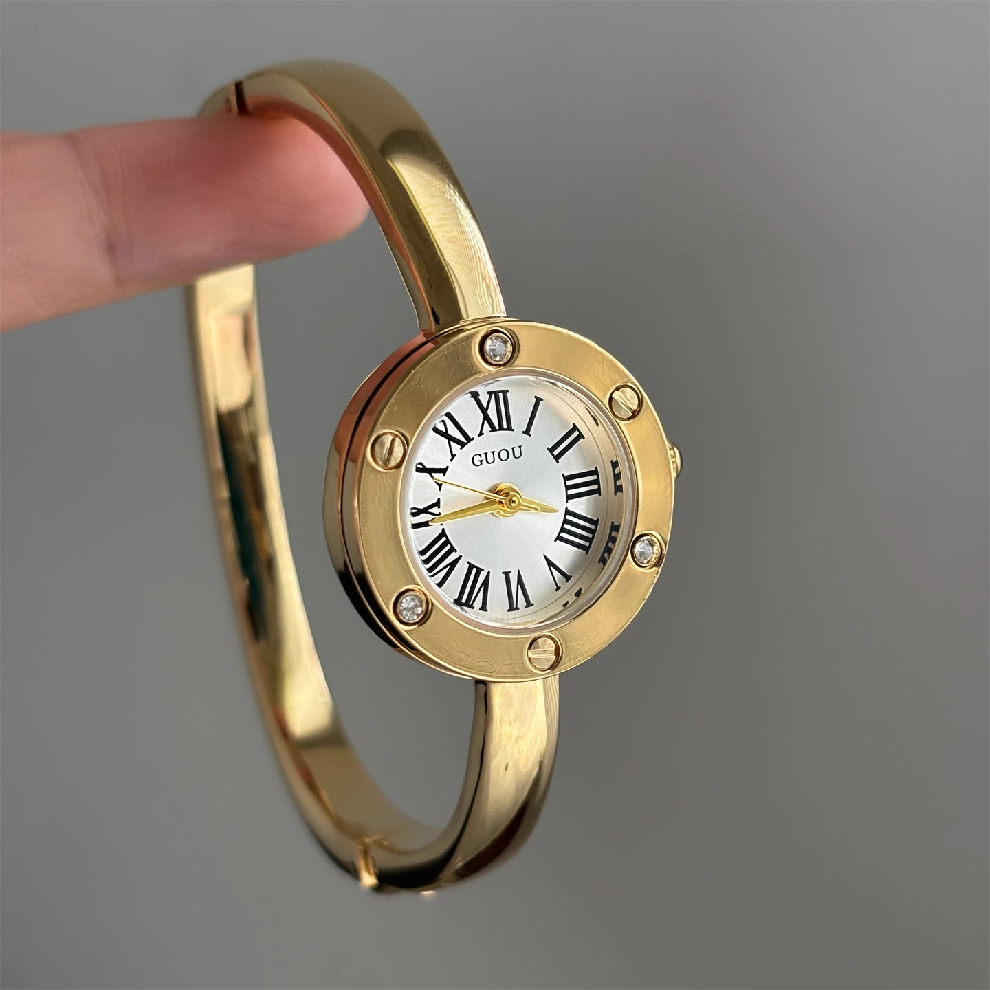 Round exquisite watch for women, fashionable design, elegant bracelet-style quartz watch for women, gift for women, female gifts