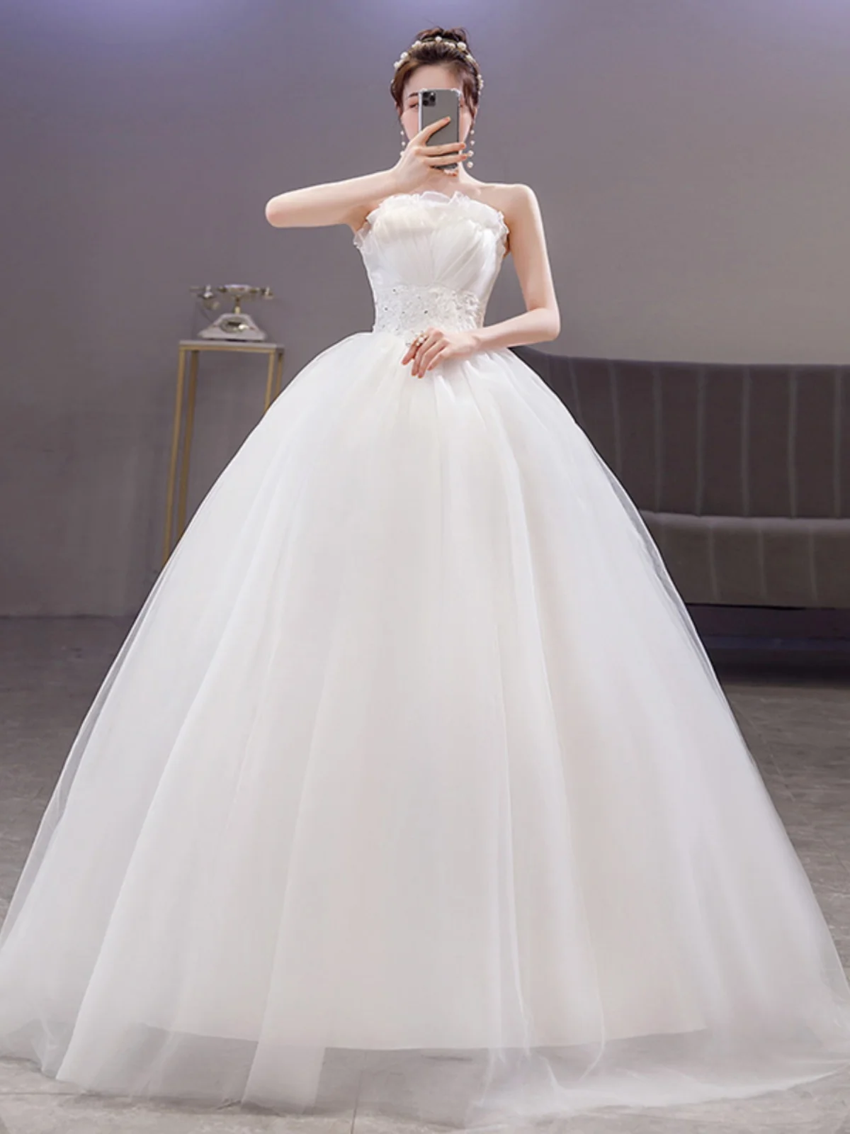 エレガントなシンプルなブライダルドレスサテントラベル写真撮影女性の新 2024 ウエストシンチ痩身ホワイトストラップレスのウェディングドレス