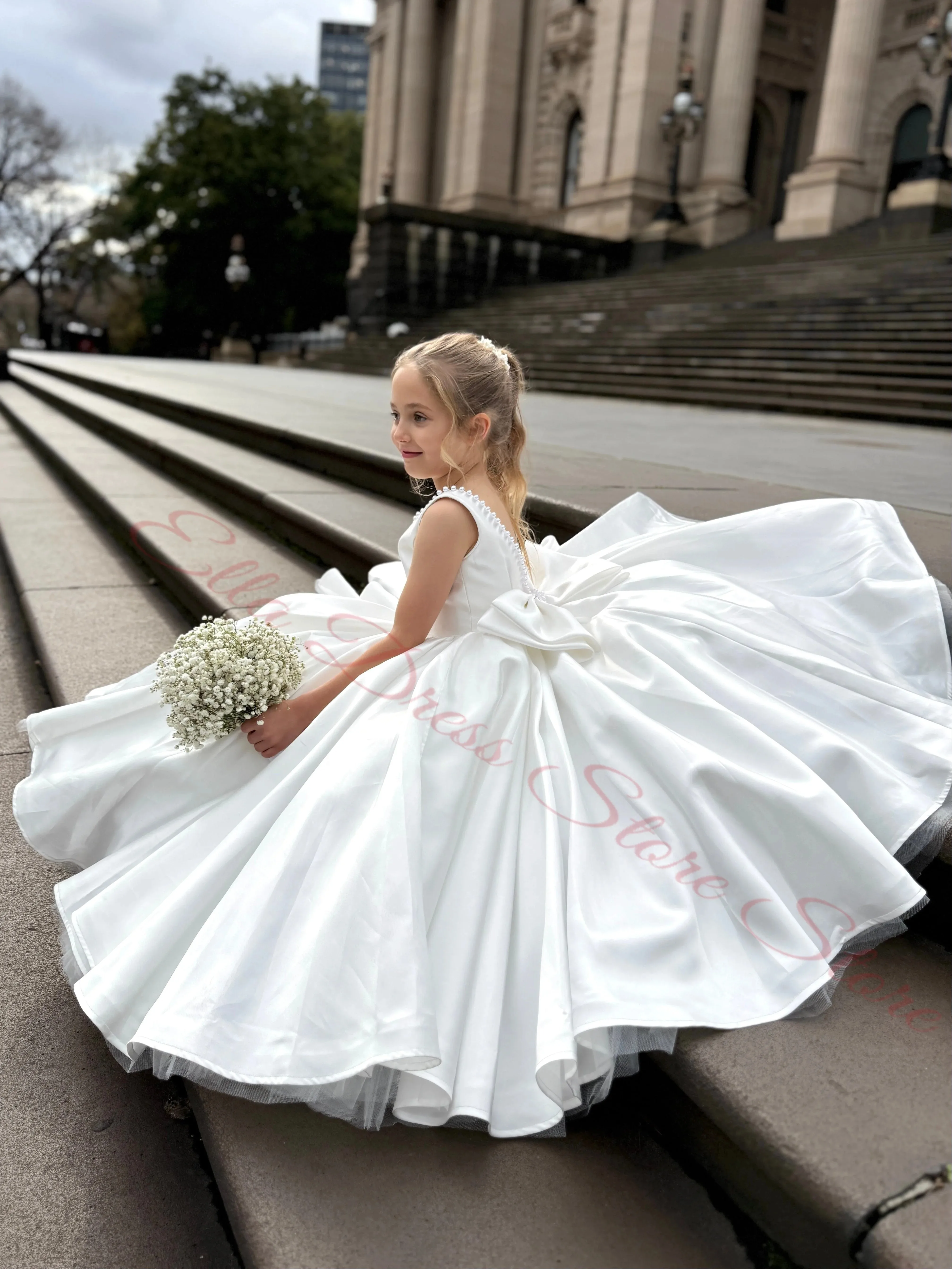 Maßgeschneidertes Weißes Satin-Blumenmädchenkleid für Hochzeiten mit Perlenbesetztem Ausschnitt, Langer Schleife, Taufkleid, Erstkommunionkleid, Großhandel – Detail 1