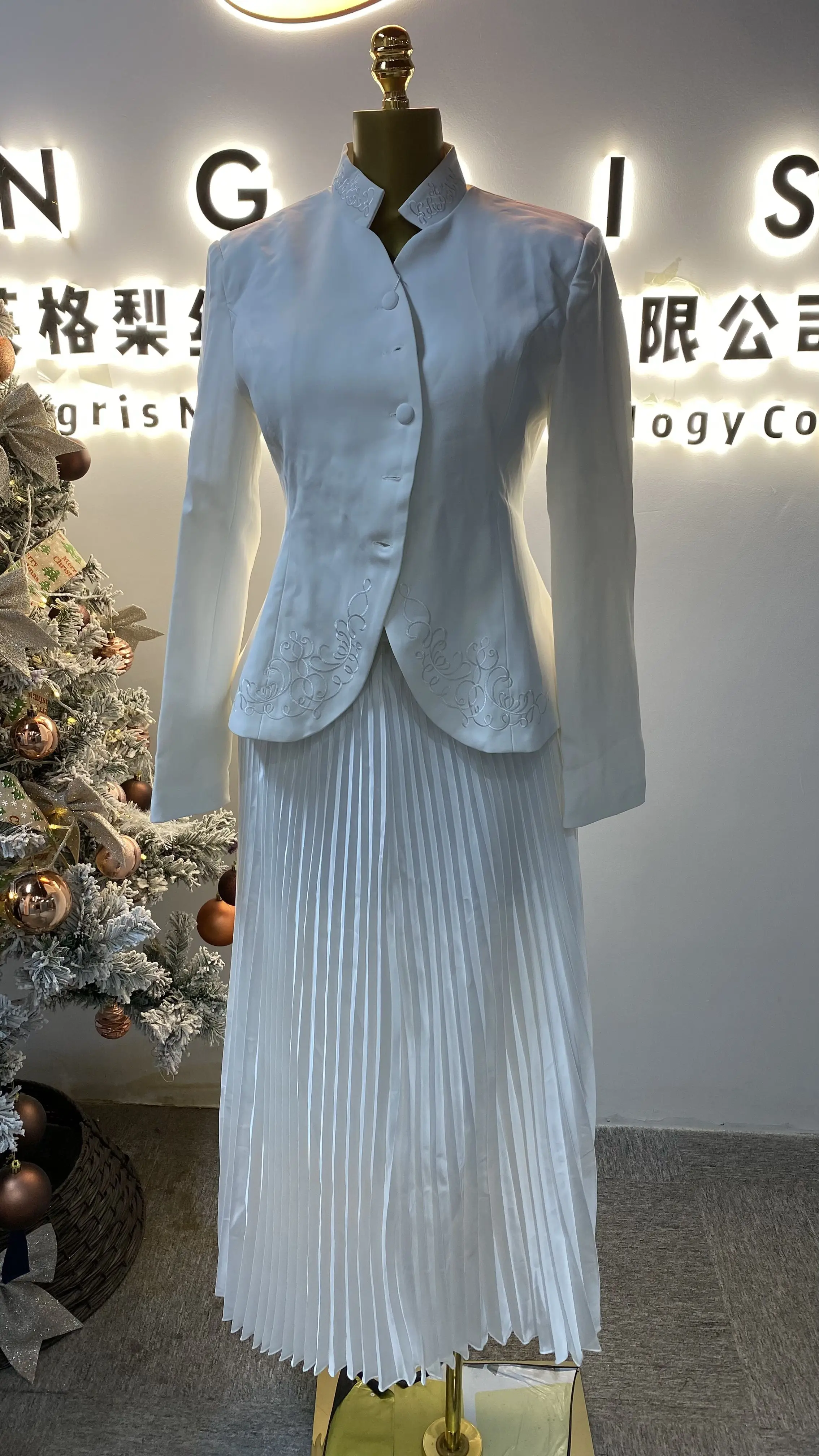 

Stylish and elegant two-piece set, featuring a flattering waist and solid color long-sleeved jacket and skirt.-GZXX071