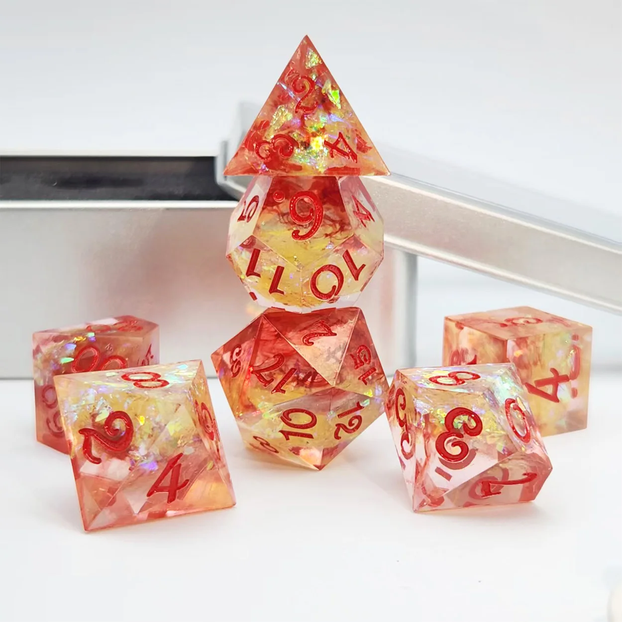 

7 шт., встроенные острые края, с золотой фольгой и красным красителем, полупрозрачный дизайн, набор кубиков из смолы DND, для Dungeons&Dragons