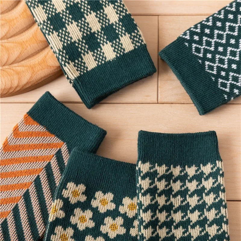 

Harajuku Fengsen Green Socks Women Retro Lattice Literature Art Medium Tube Socks Autumn