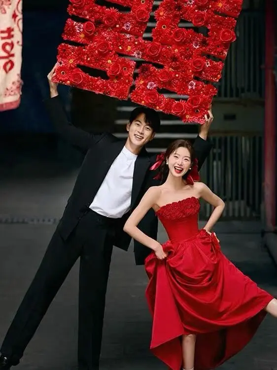 

2025 New Red Strapless Floral Bridal Morning Robe Engagement Outfit Street Style Wedding Theme Photography Studio Clothing