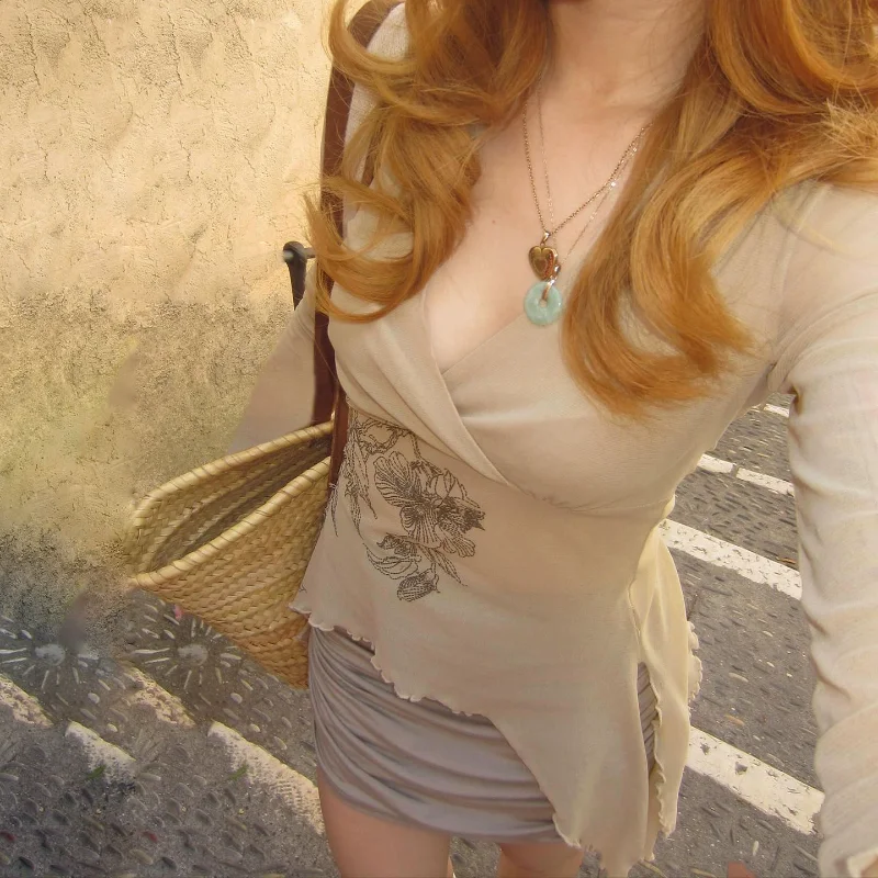 

Retro Printed Irregular Hem V-neck Long-sleeved T-shirt with Flared Temperament and Light Top