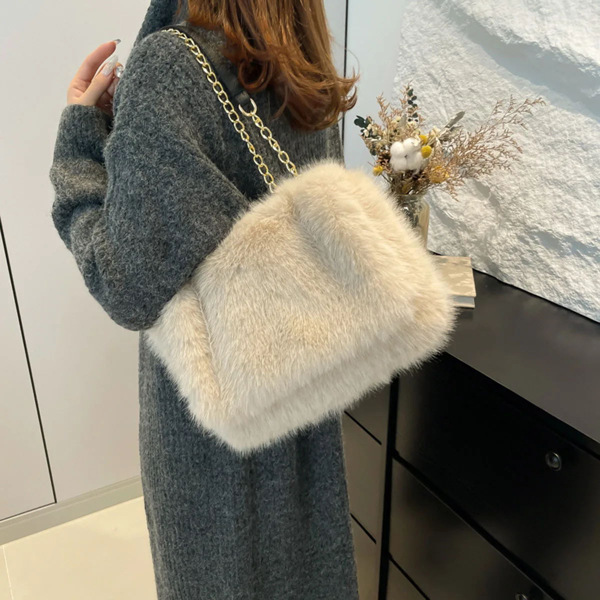 

Fashionable plush large capacity tote bag high-end faux fox fur flap shoulder bag commuter bag with metal chain