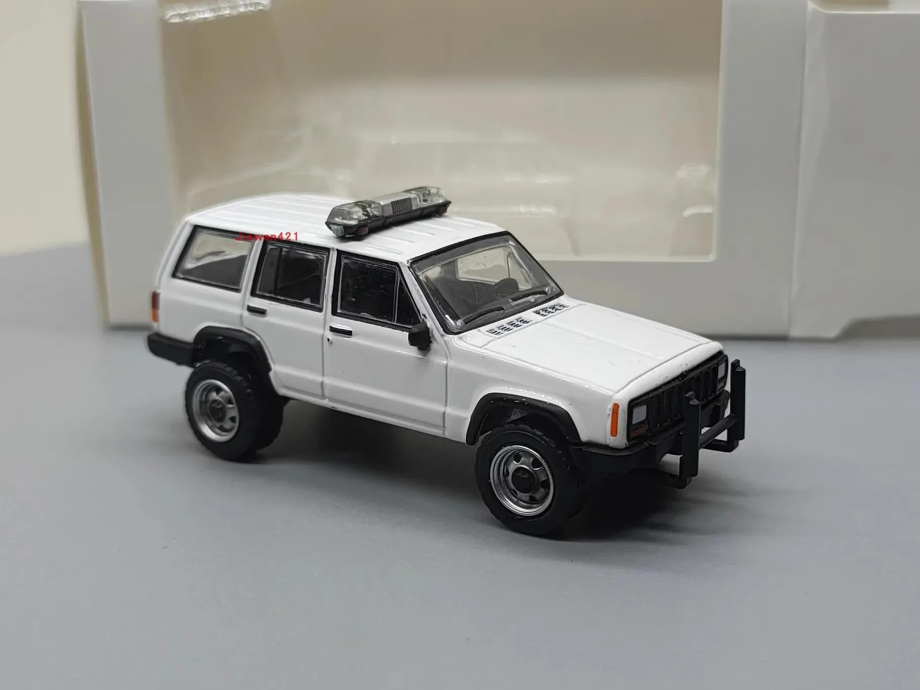 1:64 1997 Jeep Cherokee Police Car Diecast Metal Alloy Model Car Toys For Gift Collection