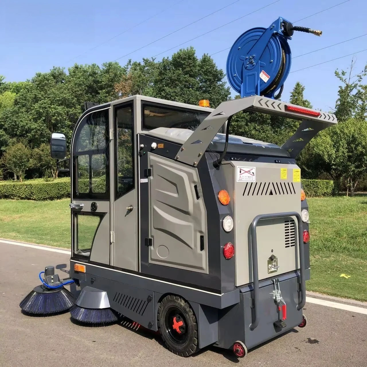 مركبة التنظيف الأوتوماتيكية لشاحنة الكناس الصناعية لمستودع المصنع وتنظيف المناطق الكبيرة