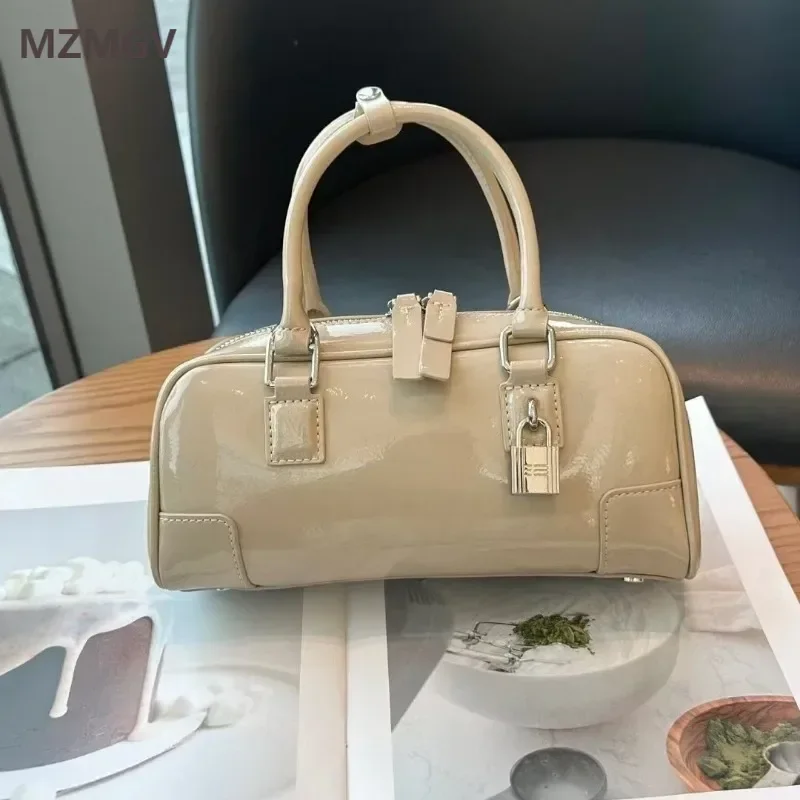 

New Women's Fashionable Boston Pillow Handbag Spicy Girl Short Handle Crossbody Bag Suitable for Commuting, Work, Daily Use