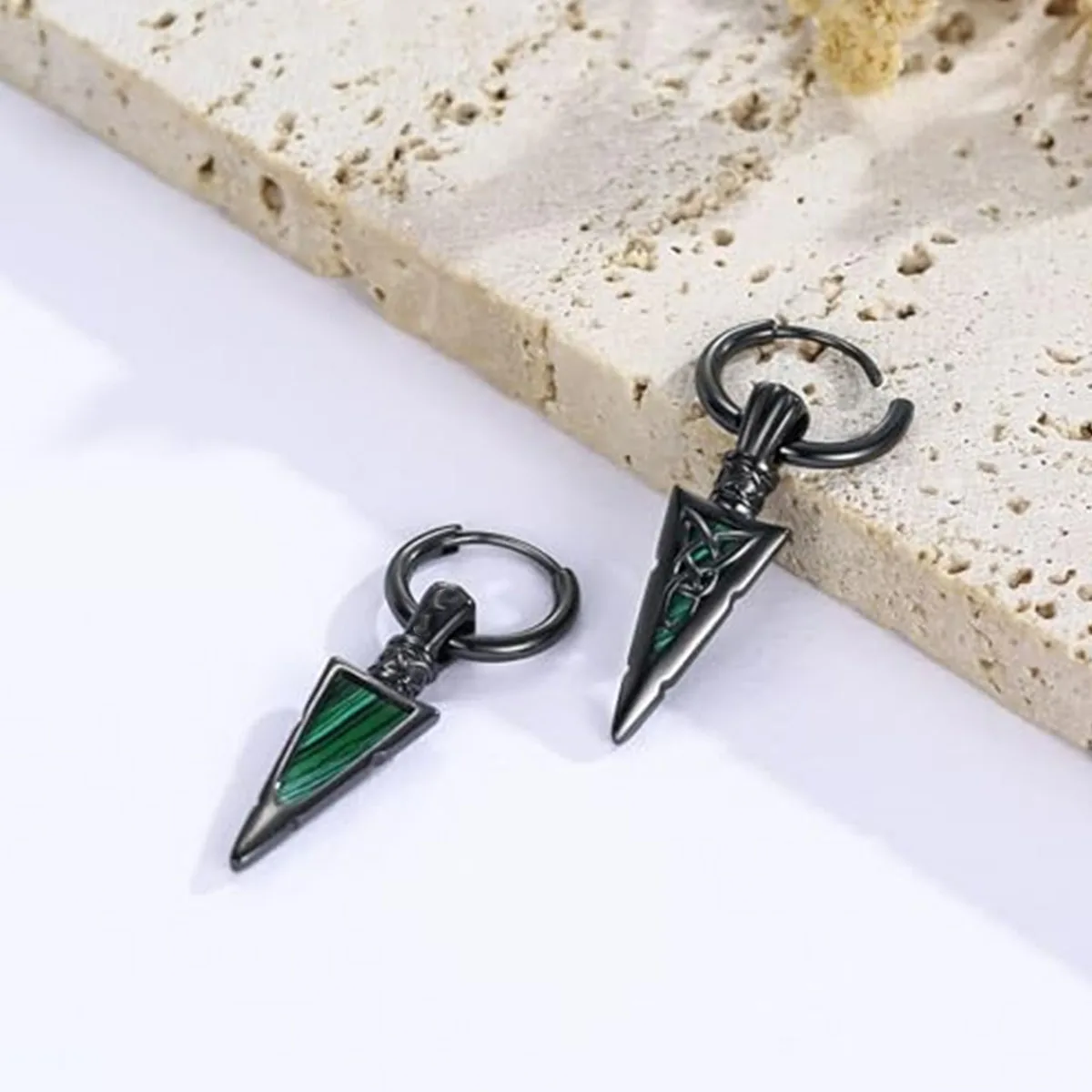 1 pair of fashionable men's sword-shaped pendant earrings, retro punk style hip-hop earrings