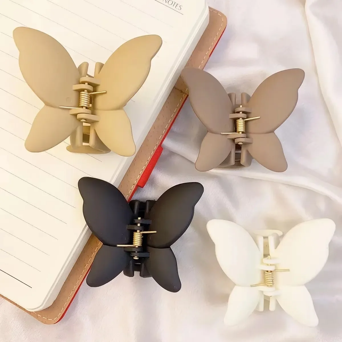 Pinza para el pelo de mariposa esmerilada para mujer, Clip de tiburón exquisito coreano Simple de Color sólido a la moda, accesorios para el cabello para niña