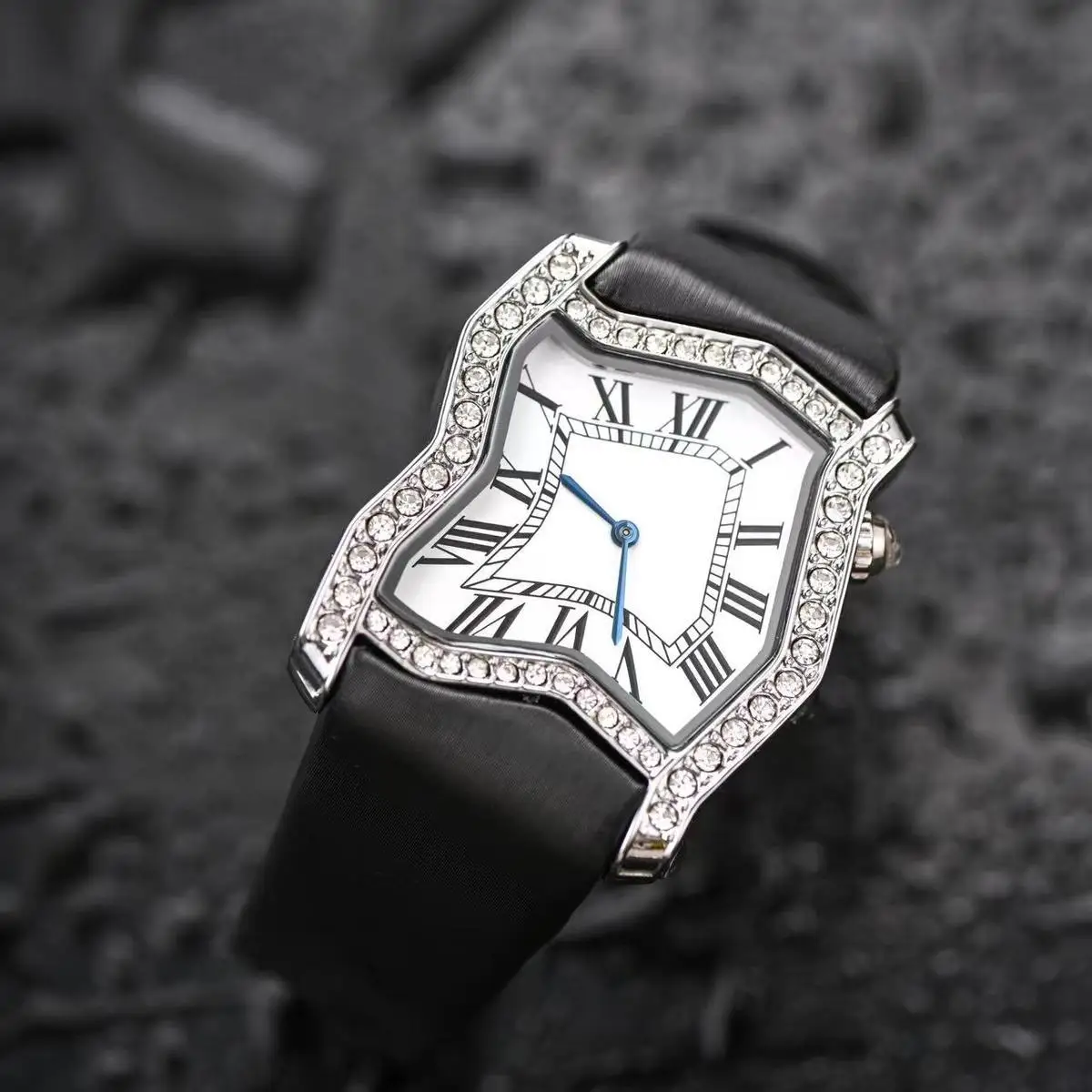 特殊な形のツイストスクエアクォーツ時計ヨーロッパとアメリカの男性用と女性用の時計、男性用と女性用の時計ギフト