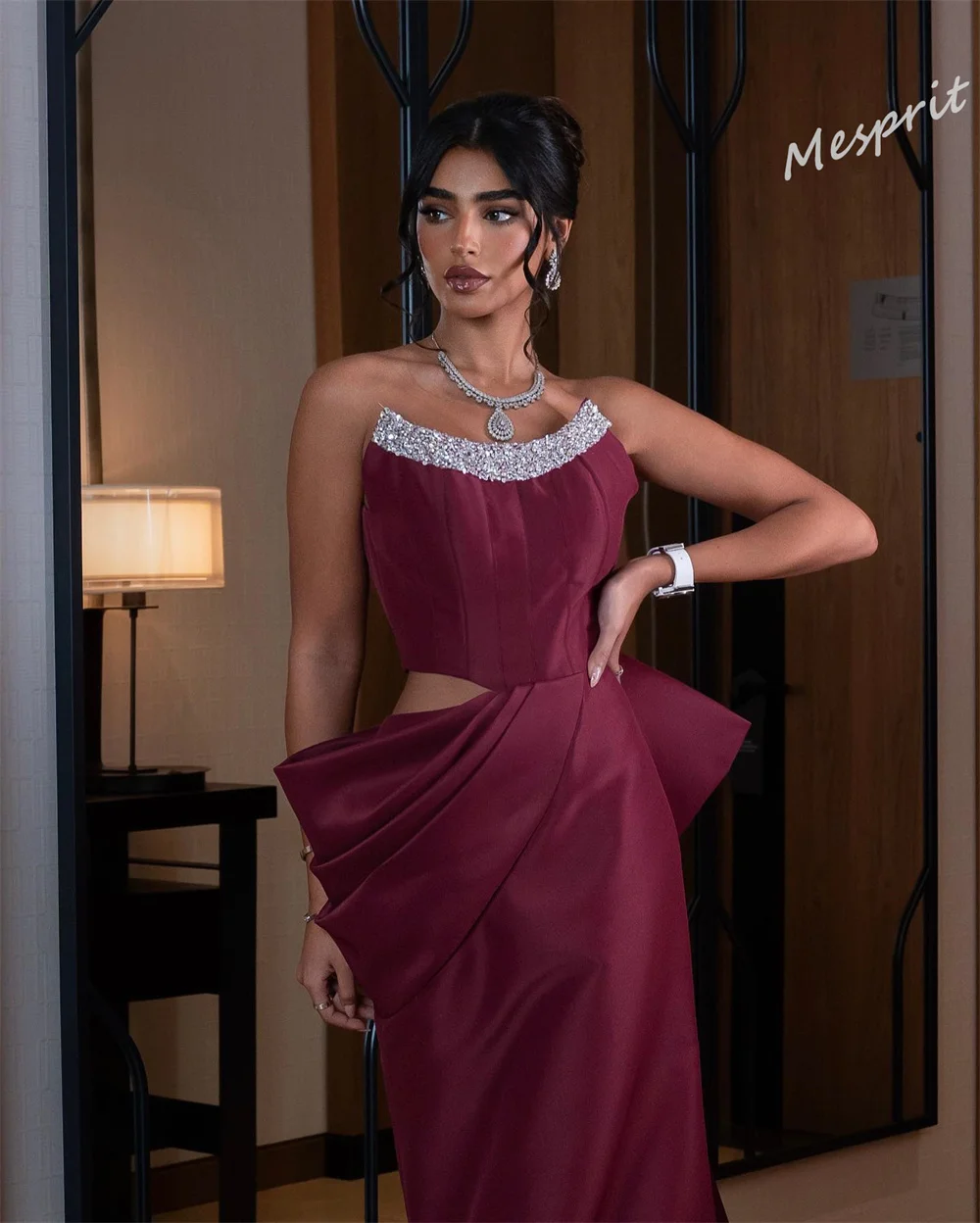 Vestido de noche de barrido sin tirantes Retro personalizado con diamantes de imitación y lazos personalizados de Arabia Saudita