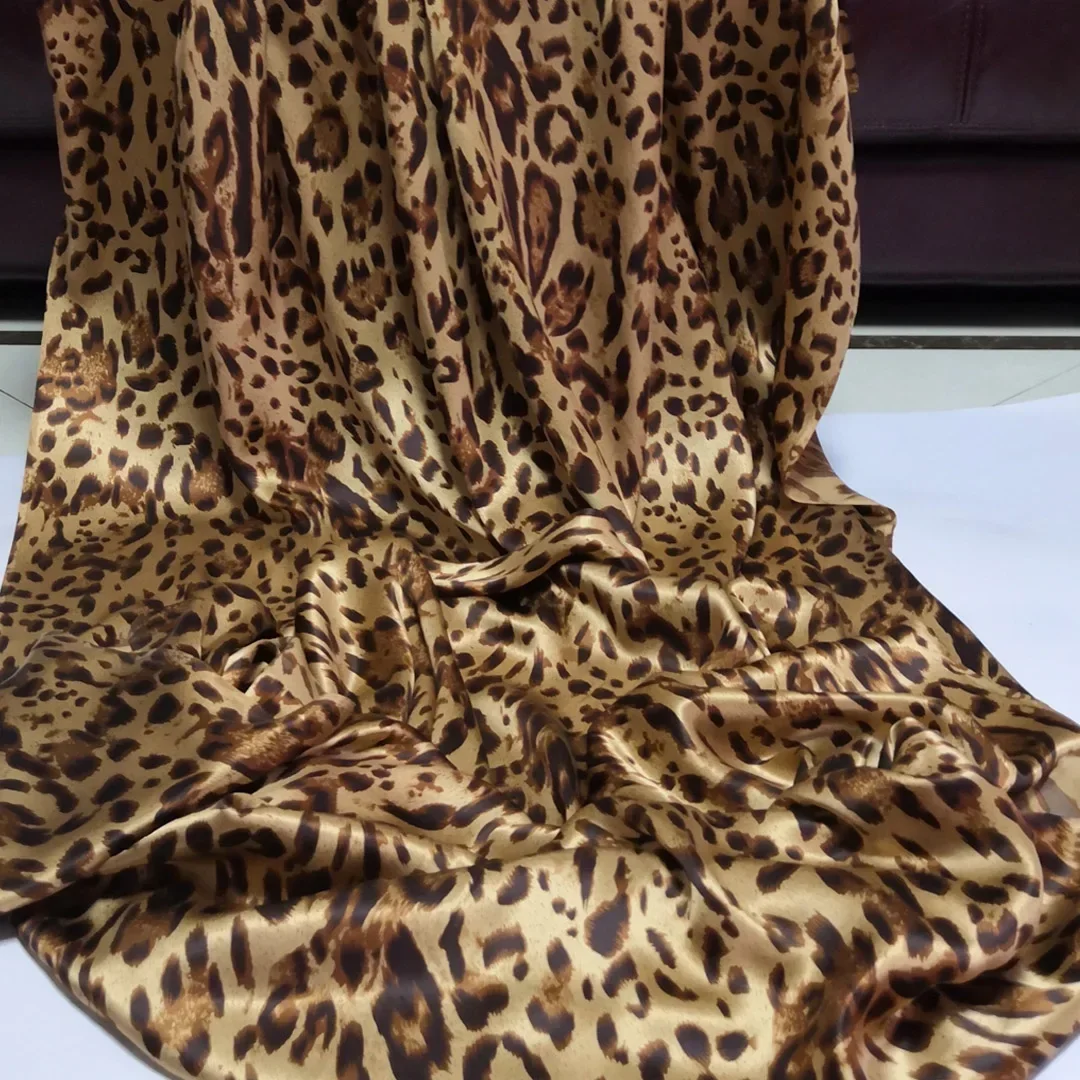 Leopard 100% Silk Fabric 19mm Crepe Charmeuse Fabric Glossy Qualified Breathable Material