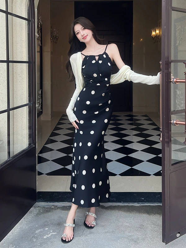 ชุดเดรสยาวลายจุด สายเดี่ยว เอวสูง ผ้าซาติน ป้องกันแสงแดด สำหรับวันหยุดพักผ่อนริมชายหาด ฤดูร้อน 2025