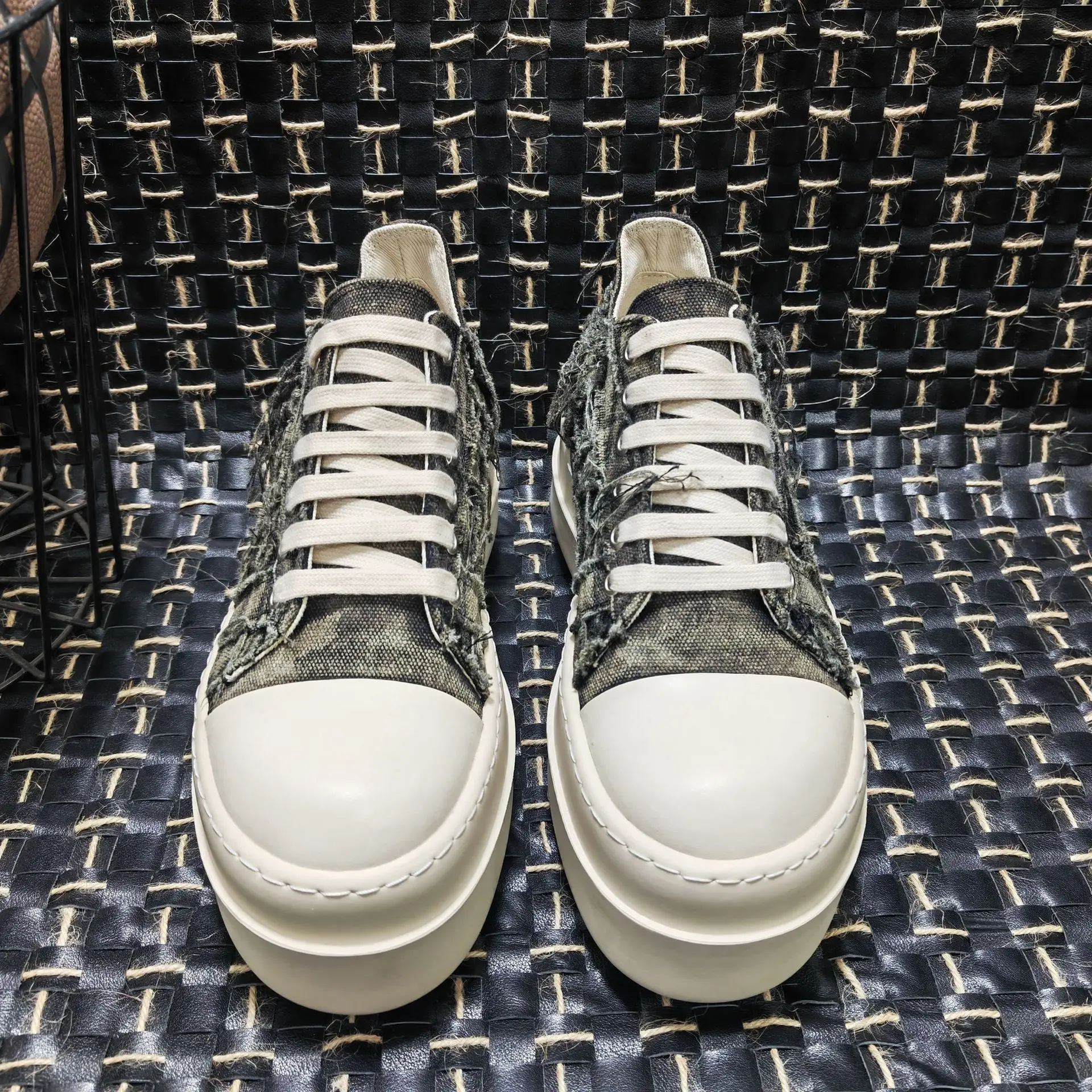 

Новые летние старые туфли на толстой подошве для пар, увеличивающие рост, серые, белые, черные повседневные парусиновые туфли с низким берцем